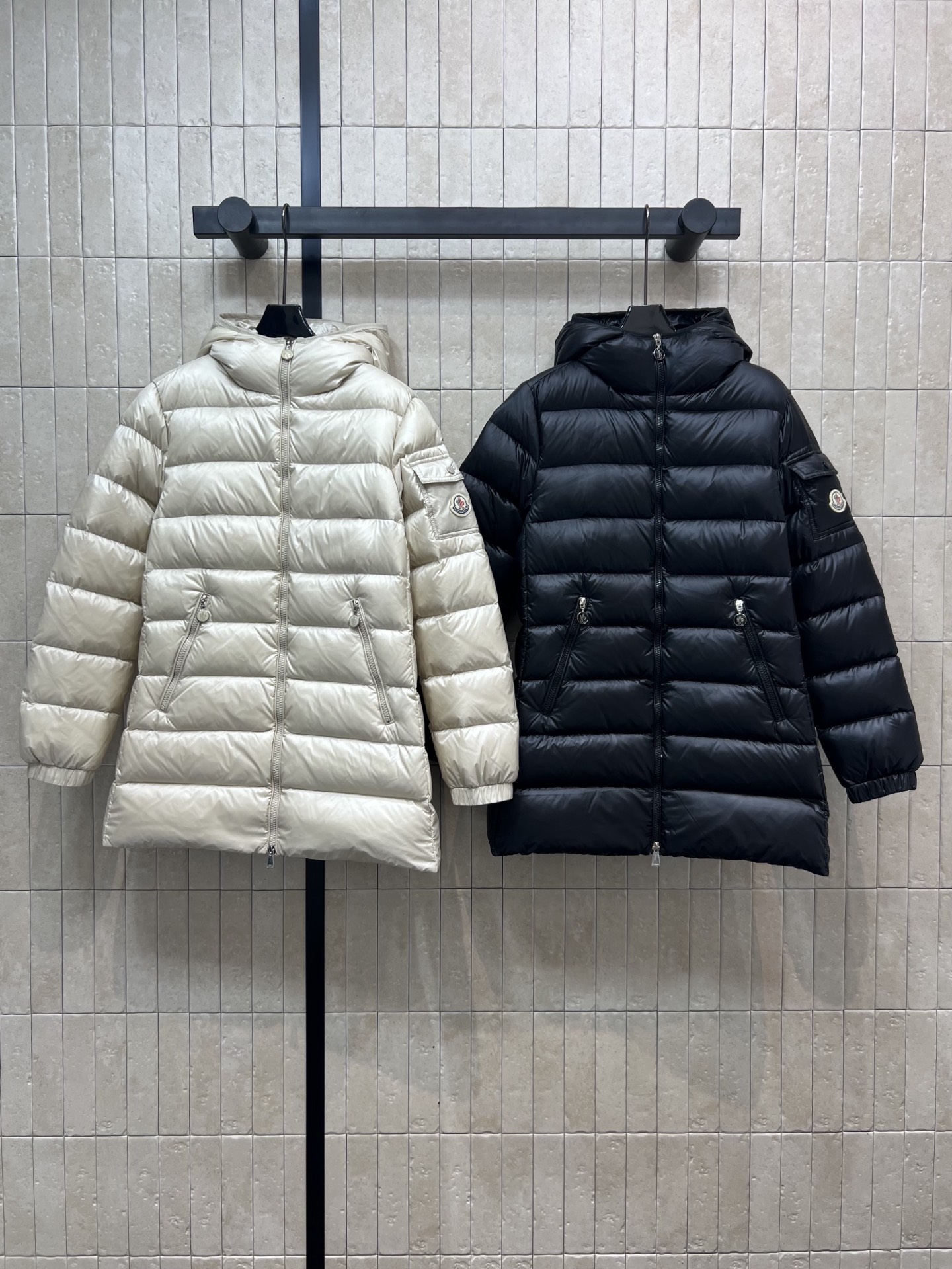 NO:462340,With dust bag M home 25 autumn and winter new style hooded mid-length down jacket Classic hot model among down jackets Logo two-way zipper inner logo glue embellishment Arm brand logo bag packaging decoration National standard 90 velvet filling Excellent warmth and lightweight without bloated Casual and fashionable versatile items Heavy industry horizontal striped turning line gives people visual slimming effect Superior velvet running technology treatment Hooded design warmth and points to reduce age high-end classic style not picky people but not body shape Fall and winter is a good choice for the south Two colors and four codes 1-2-3-4, down jacket, hats, alexander wang19860909配防尘袋M家 25秋冬新款 连帽中长款羽绒服 羽绒服中的经典爆款 logo双向拉链内里logo胶标点缀 手臂品牌徽标包包装饰 国标90绒填充 保暖性极佳轻薄不臃肿 休闲时尚百搭单品 重工横条纹车工走线 给人视觉上显瘦效果 精湛跑绒技术处理 连帽设计设计保暖加分减龄高级 经典版型不挑人不挑身形 秋冬对于南方是很好的选择 两色四码1-2-3-4,,down jacket,hats,alexander wang,Women's clothing