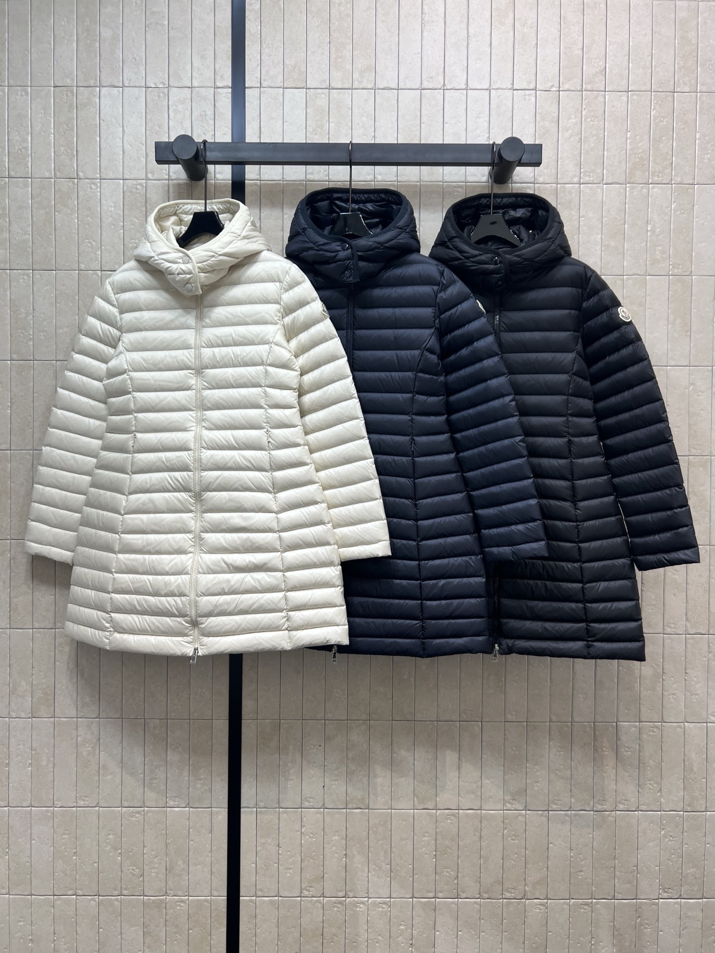 NO:462387,New 25 autumn and winter style with dust bag M home hooded waist-hugging long down jacket, removable stand collar hooded design, classic hot model among down jackets, logo two-way zipper decoration, arm brand logo short sleeves, national standard 90 goose down filling, excellent warmth and lightweight, not bloated, casual and fashionable versatile items, heavy industry horizontal striped carriage line, gives people visual slimming effect, superb velvet running technology treatment, hooded design design warmth and points to reduce age, classic style is not picky about people, not picky about body shape, autumn and winter is a good choice for the south, three colors and five codes 0-1-2-3-,,T-shirt,down jacket,hats,alexander wang19860909配防尘袋M家25秋冬新款 连帽收腰长款羽绒服 可拆卸立领连帽设计 羽绒服中的经典爆款 logo双向拉链装饰 手臂品牌徽标短袖 国标90鹅绒填充 保暖性极佳轻薄不臃肿 休闲时尚百搭单品 重工横条纹车工走线 给人视觉上显瘦效果 精湛跑绒技术处理 连帽设计设计保暖加分减龄高级 经典版型不挑人不挑身形 秋冬对于南方是很好的选择 三色五码0-1-2-3-,,T-shirt,down jacket,hats,alexander wang,Women's clothing