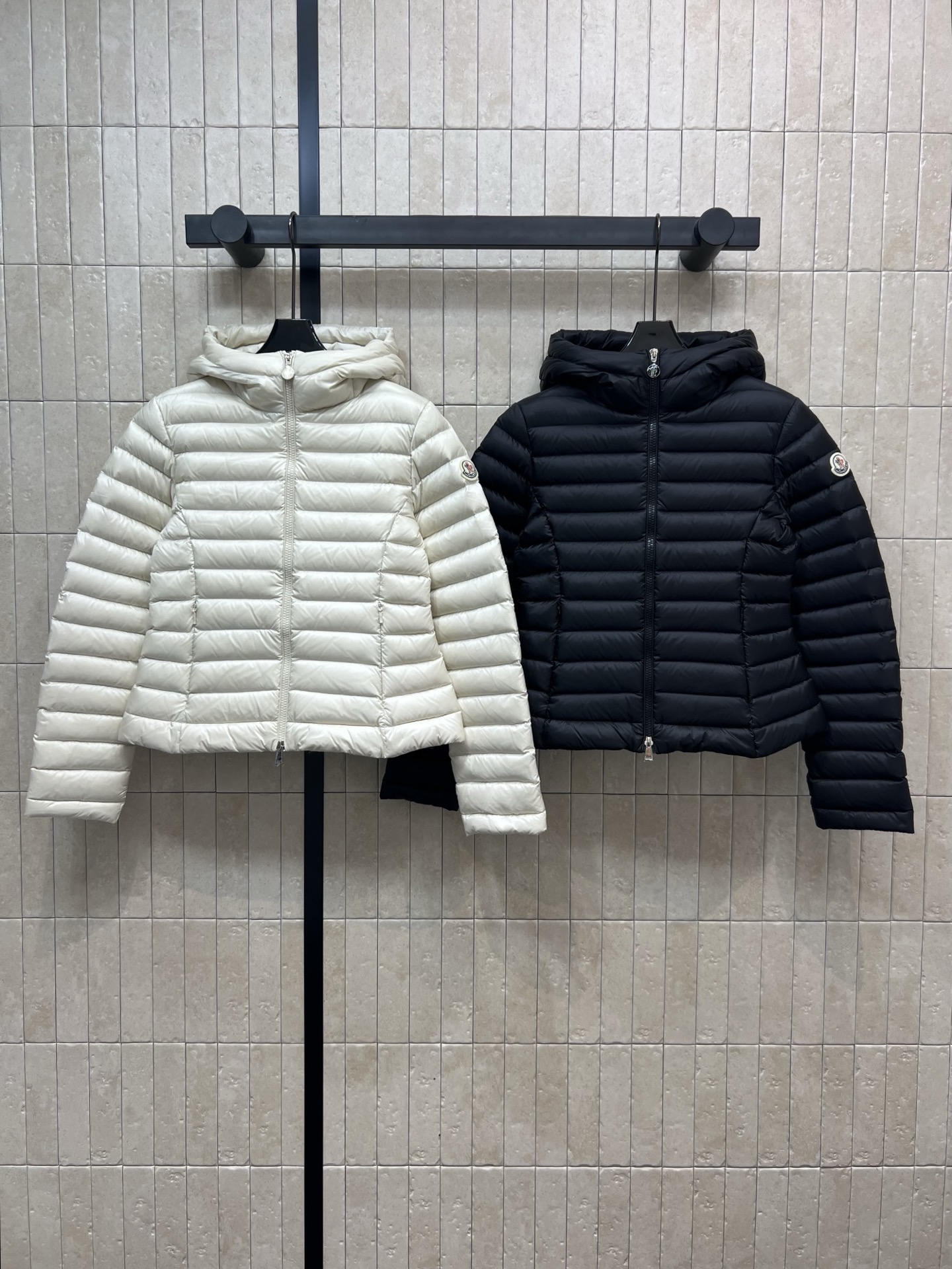 NO:462327,With dust bag M home 25 autumn and winter new style hooded waist down jacket Short slim design logo two-way zipper decoration Sleeve classic brand logo embellishment National standard 90 white goose down filling Excellent warmth and lightweight without bloated Casual and fashionable versatile items Heavy industry horizontal striped turning line gives people visual slimming effect Superior velvet running technology treatment Hooded design warmth and bonus points to reduce age high-end classic style not picky people or body shape Thin and light style Fall and winter is a good choice for the south Two colors and four codes 1-2-3-4, down jacket, hats, alexander wang19860909配防尘袋M家 25秋冬新款 连帽收腰羽绒服 短款修身设计 logo双向拉链装饰 袖子经典品牌徽标点缀 国标90白鹅绒填充 保暖性极佳轻薄不臃肿 休闲时尚百搭单品 重工横条纹车工走线 给人视觉上显瘦效果 精湛跑绒技术处理 连帽设计设计保暖加分减龄高级 经典版型不挑人不挑身形 薄薄的轻盈款 秋冬对于南方是很好的选择 两色四码1-2-3-4,,down jacket,hats,alexander wang,Women's clothing