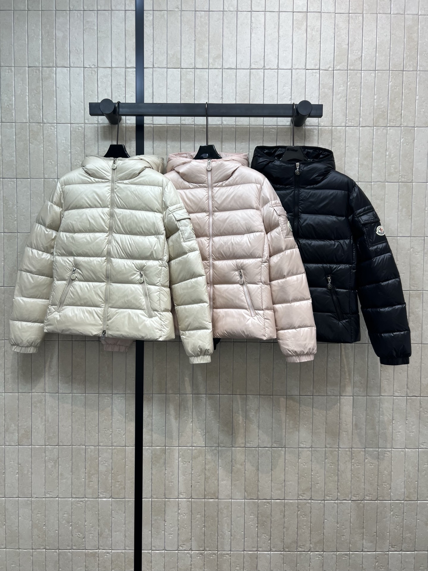 NO:462369,M-home 25 autumn and winter new style hooded waist-hugging bread down jacket Heavy 90 goose down filling You can know it is light and full and warm when you get it. Logo two-way zipper inner logo glue embellishment Arm brand logo bag packaging decoration Hooded slim bread jacket design Warm and practical wearability is excellent. Short style can be easily controlled by a small person. It can be sweet, cool, fashionable and versatile. Three colors and four codes 1-2-3-4,, down jacket, hats, alexander wang19860909配防尘袋M家 25秋冬新款 连帽收腰面包羽绒服 重磅90鹅绒填充 拿到手就知道轻盈饱满又保暖 logo双向拉链内里logo胶标点缀 手臂品牌徽标包包装饰 连帽修身面包服设计 保暖实穿性超赞 短款版型小个子也能轻松驾驭 可甜可酷时髦百搭 三色四码1-2-3-4,,down jacket,hats,alexander wang,Women's clothing