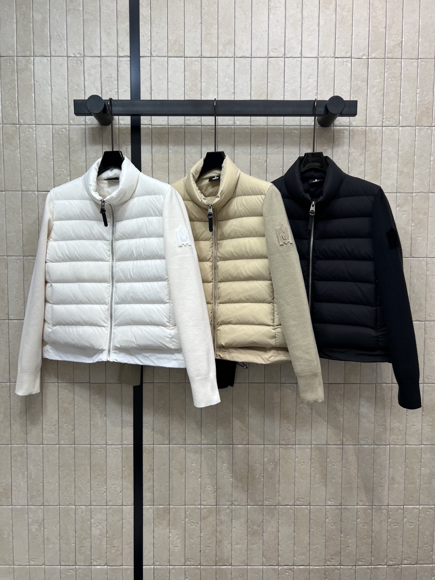 NO:462405,With dust bag M home 25 autumn and winter new style knitted spliced ​​stand collar short down jacket Popular series Stand collar short drawstring waist design Slimming on the upper body and not picky for people Down filling body Sleeve knitted splicing Lightweight and warm not bloated Casual and simple and atmospheric Very practical and outdated style Three-color four-code Size/XS-S-M-L,, down jacket, alexander wang19860909配防尘袋M家 25秋冬新款 针织拼接立领短款羽绒服 爆款的系列 立领短款抽绳收腰设计 上身显瘦又不挑人 羽绒填充衣身 袖子针织拼接 轻便保暖不臃肿 休闲简约大气 非常实穿又不过时的款式 三色四码 Size/XS-S-M-L,,down jacket,alexander wang,Women's clothing