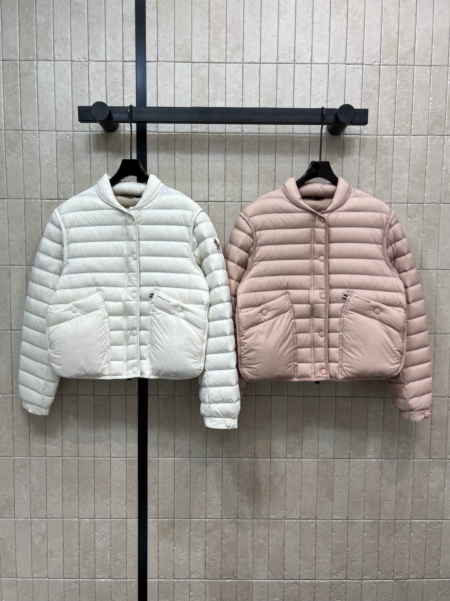 NO:462388,With dust bag M home 25 autumn and winter new style, small stand-alone collar short down jacket, reject bloated short down jacket, small stand-alone bread style, easy to lengthen the visual proportions, invincible slimming and tall, easy to control for small people, cool, cool and handsome, a must-have artifact for winter styling, national standard 90 goose down jacket, warm and light and compact, with north embroidery patterns on the front and back, simple and versatile and fashionable, two colors and four codes 1-2-3-4,,The North Face, down jacket, alexander wang19860909配防尘袋M家 25秋冬新款 小立领短款羽绒服 拒绝臃肿的短款羽绒服 小立领面包版型 上身轻松拉长视觉比例 无敌显瘦显高 对于小个子也是轻松驾驭 上身又酷又飒又帅气 冬天造型又保暖的必备神器呀 国标90鹅绒填充 保暖又轻盈小巧 前后都有北面的刺绣图案 简单又百搭时髦 两色四码 1-2-3-4,,The North Face,down jacket,alexander wang,Women's clothing