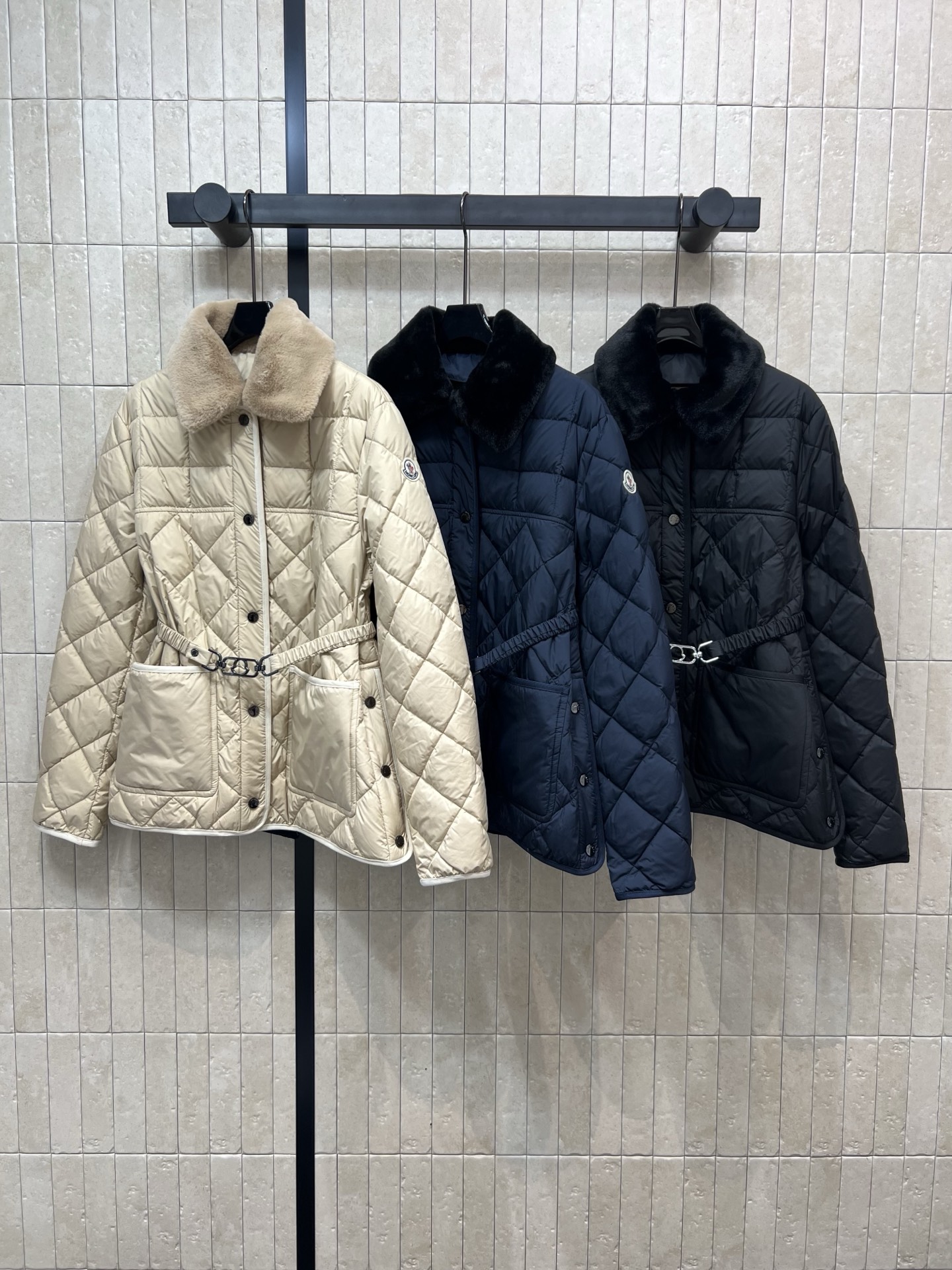 NO:462451,With dust bag M home 25 early autumn new style diamond wool collar down jacket Removable wool collar round neck design Temperament items Double-sided diamond lattice Contrast color inner liner splicing super exquisite Custom logo dark design on both sides of the hem placket inner velvet + webbing bag edge details National standard 99 white goose down filling Very lightweight and not bulky, warm and powerful The key is to be fashionable enough and very elegant. It looks good with a belt Three-color three-code Size/S-M-L,, jackets & coats, down jacket, alexander wang19860909配防尘袋M家 25早秋新款 菱格纹毛领羽绒外套 可拆卸毛领圆领设计 气质单品 双面走线菱格 撞色内胆拼接超精致 衣摆两侧定制logo暗饰设计 门襟内里丝绒+织带包包边细节 国标99白鹅绒填充 非常轻便不会笨重 保暖又很强大 重点是足够时髦感 很显优雅气场 搭配腰带也好看 三色三码Size/S-M-L,,jackets & coats,down jacket,alexander wang,Women's clothing