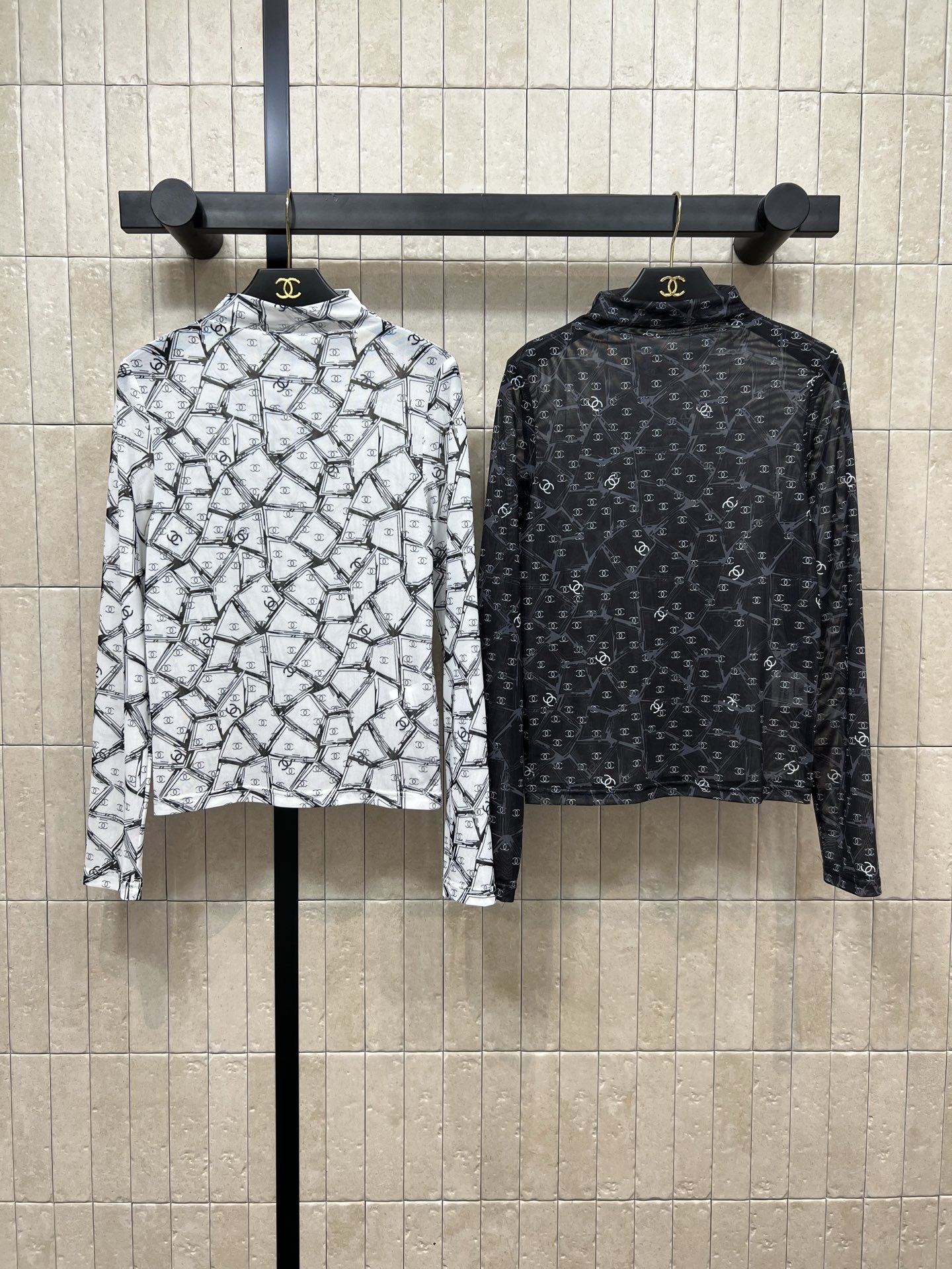NO:462433,Xiaoxiangjia 25 early autumn new style, high-neck pullover base shirt, double C-pattern embellishment, highlighting the brand's charm, calm and atmospheric, loose and not picky about the figure, soft and glutinous upper body, not stubborn, high-use high-end base wear, daily stacking and single wear, very fashionable, autumn and winter warm-fitting styling artifact, two colors and three codes, size/S-M-L,,chanel,alexander wang19860909小香家 25早秋新款 高领套头打底衫 通身双C图案印花点缀 彰显品牌魅力 沉稳大气 版型宽松不挑身材 上身软糯糯的不扎人 高领打底穿着利用率高日常叠搭单穿都很时髦 秋冬保暖造型神器两色三码 size/S-M-L,,chanel,alexander wang,Women's clothing