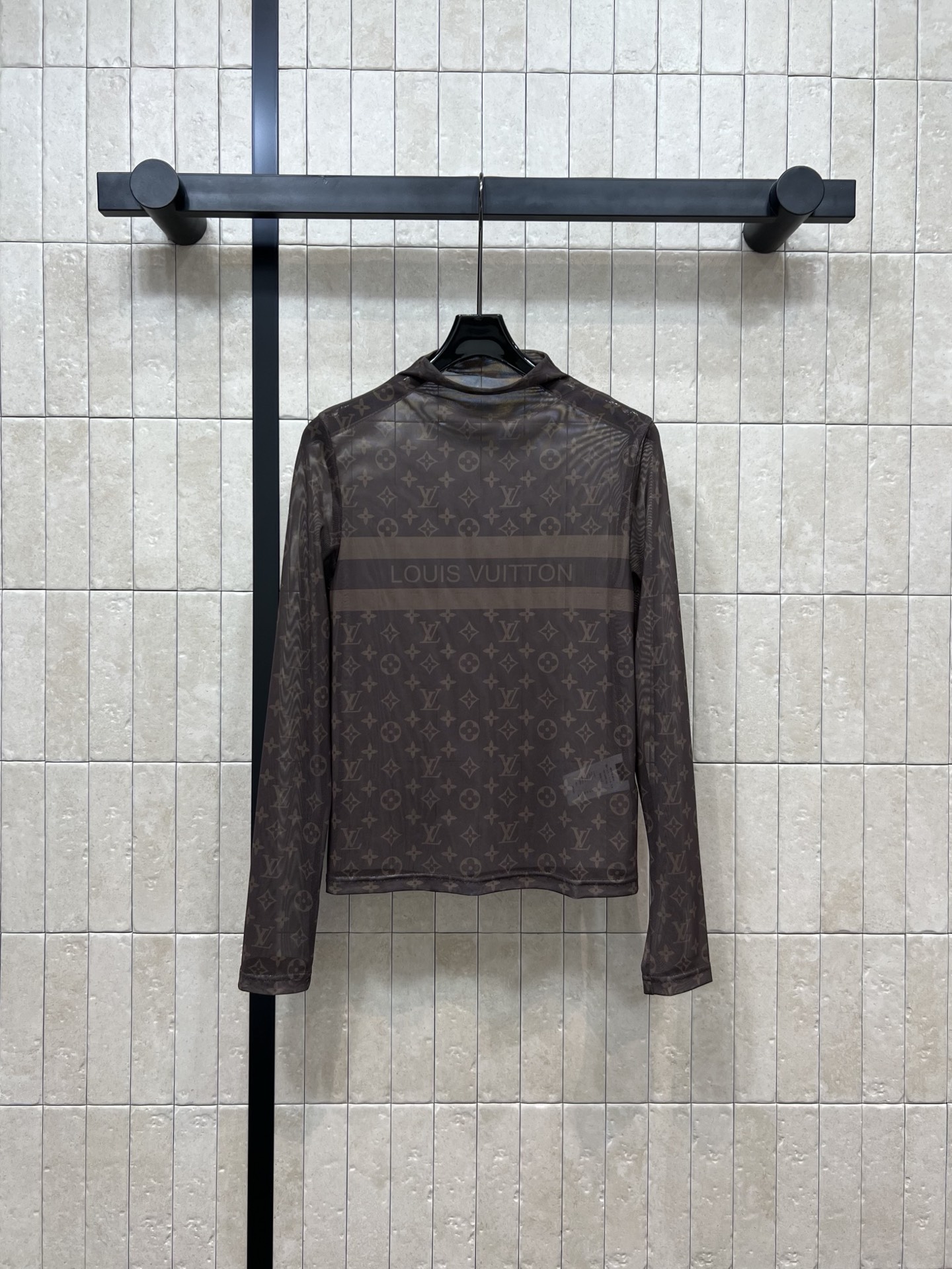 NO:462401,L family 25 early autumn new style, essential base shirt for everyone, old-fashion printed turtleneck base shirt, classic old-fashion pattern retro eye-catching, half-high-neck close-fitting style, slim and versatile, middle logo webbing embellishment, simple and atmospheric, one color three-code Size/S-M-L,,louis vuitton,alexander wang19860909L家 25早秋新款 人手必备打底衫 老花印花高领打底衫 经典老花图案复古吸睛 半高领贴身衣型 显瘦又百搭 中间logo织带印花点缀加持 简约大气 一色三码 Size/S-M-L,,louis vuitton,alexander wang,Women's clothing