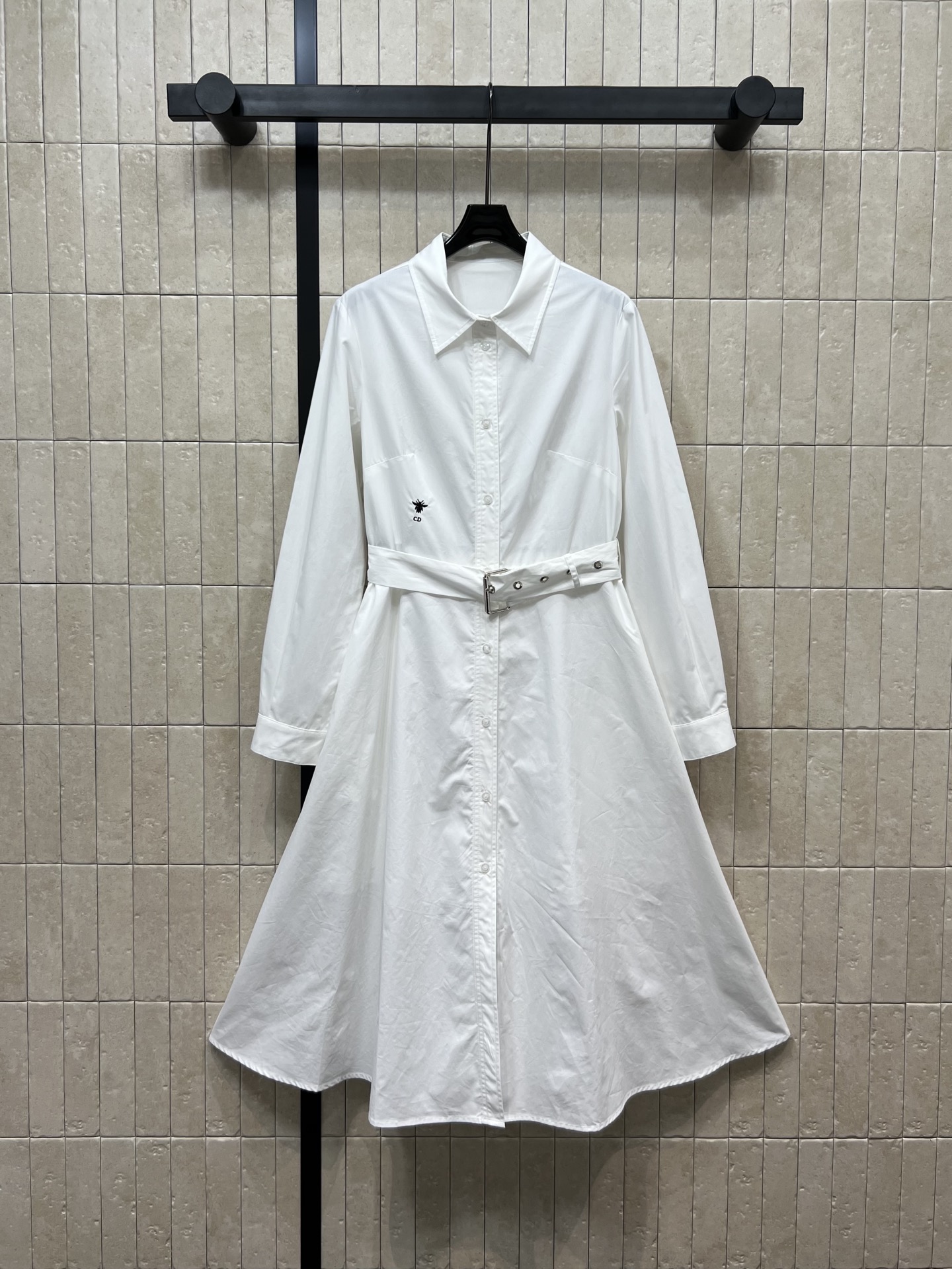 NO:462421,D Home 25 early autumn new style, white shirt belt waist-hugging dress, temperament lapel waist-hugging design waist-hugging large skirt, classic CD pearl buckle + embroidered bee embellishment, customized logo-breasted design, upper body lady and elegant and slim, can be easily controlled by any age-reducing, refreshing and versatile, not picky, simple and clean and neat for daily commuting, one color and three codes SML,,dior, skirts,shirts,alexander wang19860909D家 25早秋新款 白衬衫腰带收腰连衣裙 气质翻领收腰设计收腰大裙摆 经典CD珍珠扣+刺绣小蜜蜂点缀 定制logo排扣设计 上身淑女又优雅显瘦 任何减龄都可以轻松驾驭 清爽百搭不挑人 简约又干净利落 对于日常通勤都Ok 一色三码 SML,,dior,skirts,shirts,alexander wang,Women's clothing