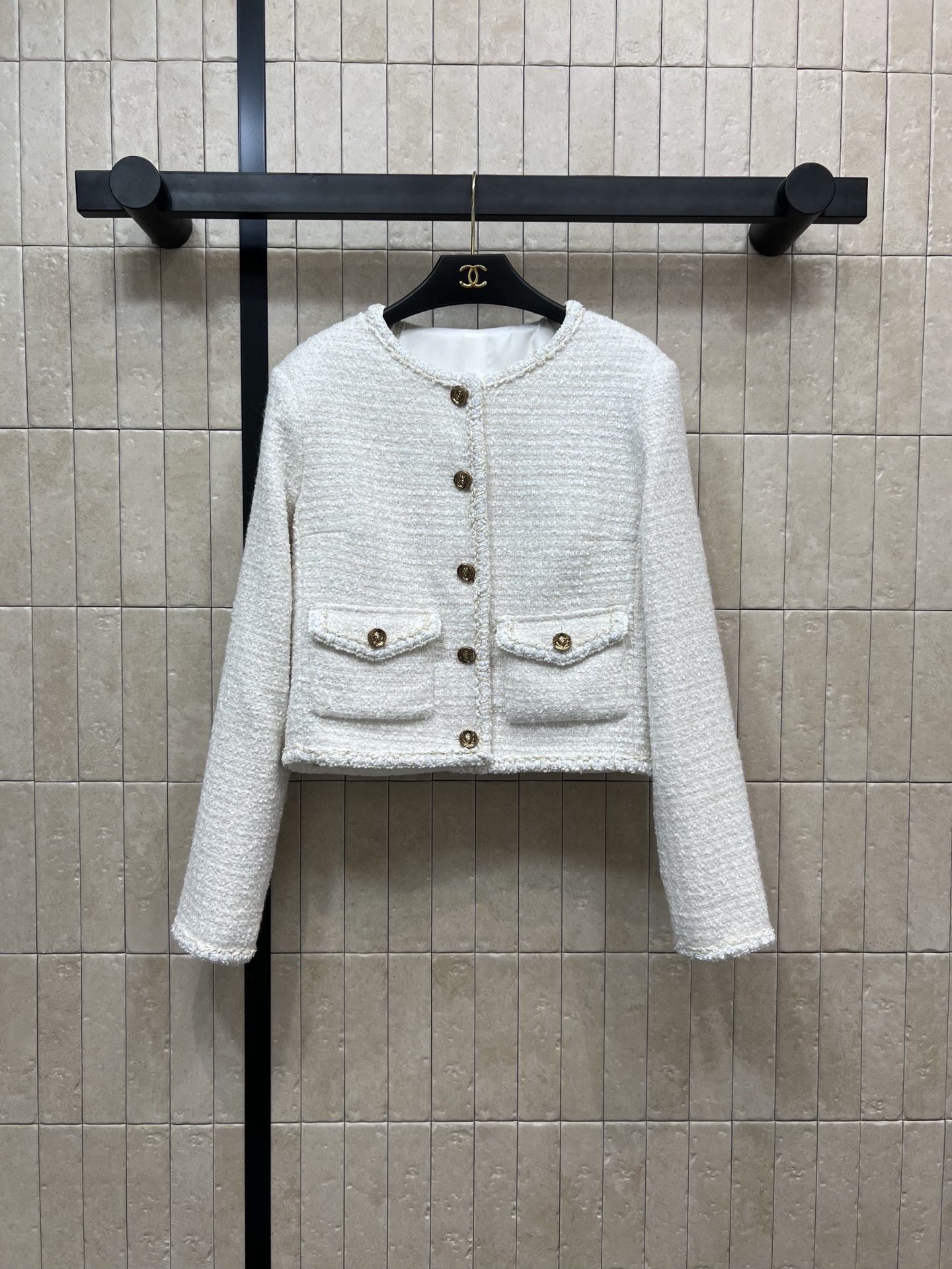 NO:462430,Xiaoxiangjia 25 early autumn new style white round neck tweed jacket, a perfect world of wealth, simple and clean white tweed is irresistible for everyday occasions, classic round neck slim fit style, flip pocket decorative style, mold custom logo button, textured tweed fabric full of details, three-code one color Size/36-38-40,,chanel, jackets & coats,alexander wang19860909小香家 25早秋新款 白色圆领粗花呢外套 妥妥的人间富贵花 简洁干净的白色粗花呢是无法抗拒的 对于日常各种场合都轻松驾驭 经典的圆领修身版型 翻盖口袋的装饰风格 开模定制的logo纽扣 自带纹理感的粗花呢面料 细节感满满 一色三码 Size/36-38-40,,chanel,jackets & coats,alexander wang,Women's clothing