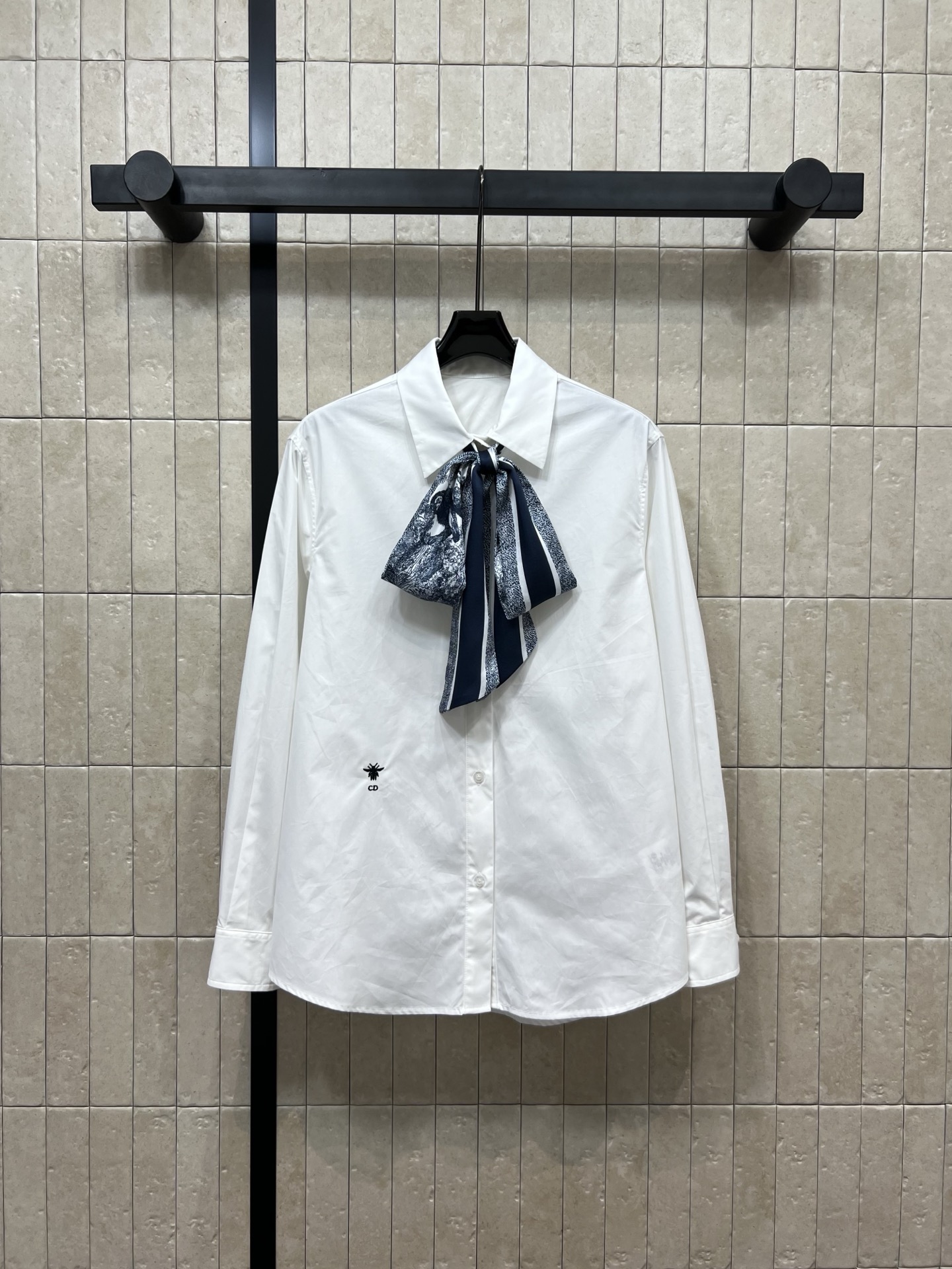 NO:462441,D Home 25 early autumn new style jungle print lace-up decorative white shirt three-dimensional tailored loose style classic CD pearl buckle embellishment + bee embroidery The upper body is versatile and not picky. Classic animal jungle print lace-up decoration looks good no matter how to match Customized pure cotton fabric One color three codes Size/S-M-L,,dior,shirts,alexander wang19860909D家 25早秋新款 丛林印花系带装饰白衬衫 立体剪裁的宽松版型 经典CD珍珠扣点缀+小蜜蜂刺绣 上身百搭不挑人 经典动物丛林印花图案系带装饰 怎么搭配都好看 定制的纯棉面料 一色三码 Size/S-M-L,,dior,shirts,alexander wang,Women's clothing