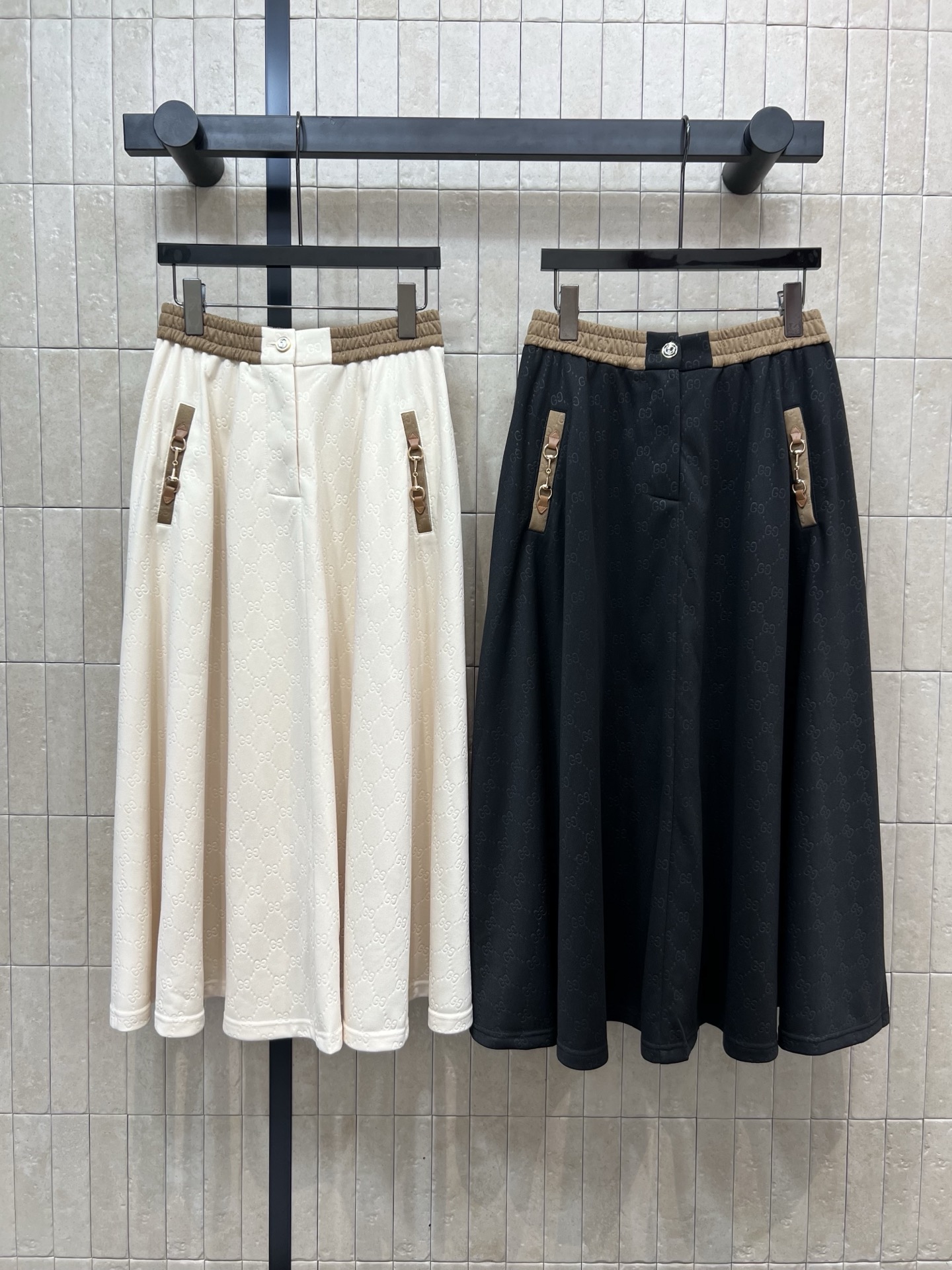 NO:463495,G Home 25 Early Autumn New GG Jacquard Skirt + GG Jacquard High Waist Wide Leg Pants Contrast Color High Waist A-line Style Design Perfectly Divided Body Ratio Improved Waist Line Super Long Legs, Style Super Face of Super Face and Slimming GG Jacquard Sweatshirt Fabric Low-key and fashionable High-end Feelings It's a must for girls to reduce age. The color is refreshing and simple. It looks good with any item. The upper body is a cool and elegant temperament. Two-color three-code Size/S-M-L, gucci, hoodie, sweatshirts, skirts, alexander wang19860909G家 25早秋新款 GG提花半身裙+GG提花高腰阔腿裤 撞色高腰a字版型设计 完美分割身材比例提高腰线超显腿长 版型超正遮肉又显瘦 GG提花卫衣面料 低调又时髦高级感满满 简直是少女减龄必备 配色清爽简约 搭配任何单品都好看 上身就是减龄清冷的气质少女感 两色三码Size/S-M-L,,gucci,hoodie,sweatshirts,skirts,alexander wang,Women's clothing