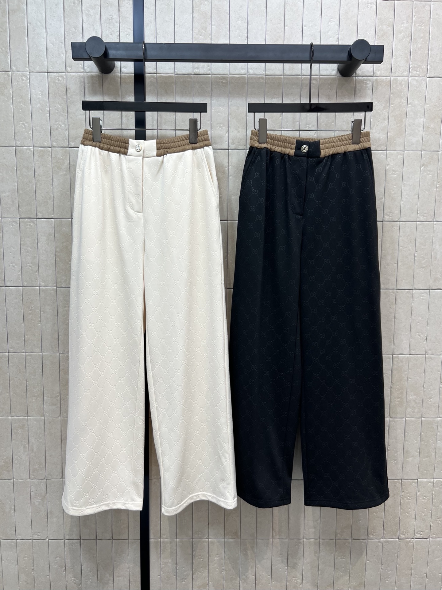 NO:463521,G Home 25 Early Autumn New GG Jacquard Skirt + GG Jacquard High Waist Wide Leg Pants Contrast Color High Waist A-line Style Design Perfectly Divided Body Ratio Improved Waist Line Super Long Legs, Style Super Face of Super Face and Slimming GG Jacquard Sweatshirt Fabric Low-key and fashionable High-end Feelings It's a must for girls to reduce age. The color is refreshing and simple. It looks good with any item. The upper body is a cool and elegant temperament. Two-color three-code Size/S-M-L, gucci, hoodie, sweatshirts, skirts, alexander wang19860909G家 25早秋新款 GG提花半身裙+GG提花高腰阔腿裤 撞色高腰a字版型设计 完美分割身材比例提高腰线超显腿长 版型超正遮肉又显瘦 GG提花卫衣面料 低调又时髦高级感满满 简直是少女减龄必备 配色清爽简约 搭配任何单品都好看 上身就是减龄清冷的气质少女感 两色三码Size/S-M-L,,gucci,hoodie,sweatshirts,skirts,alexander wang,Women's clothing