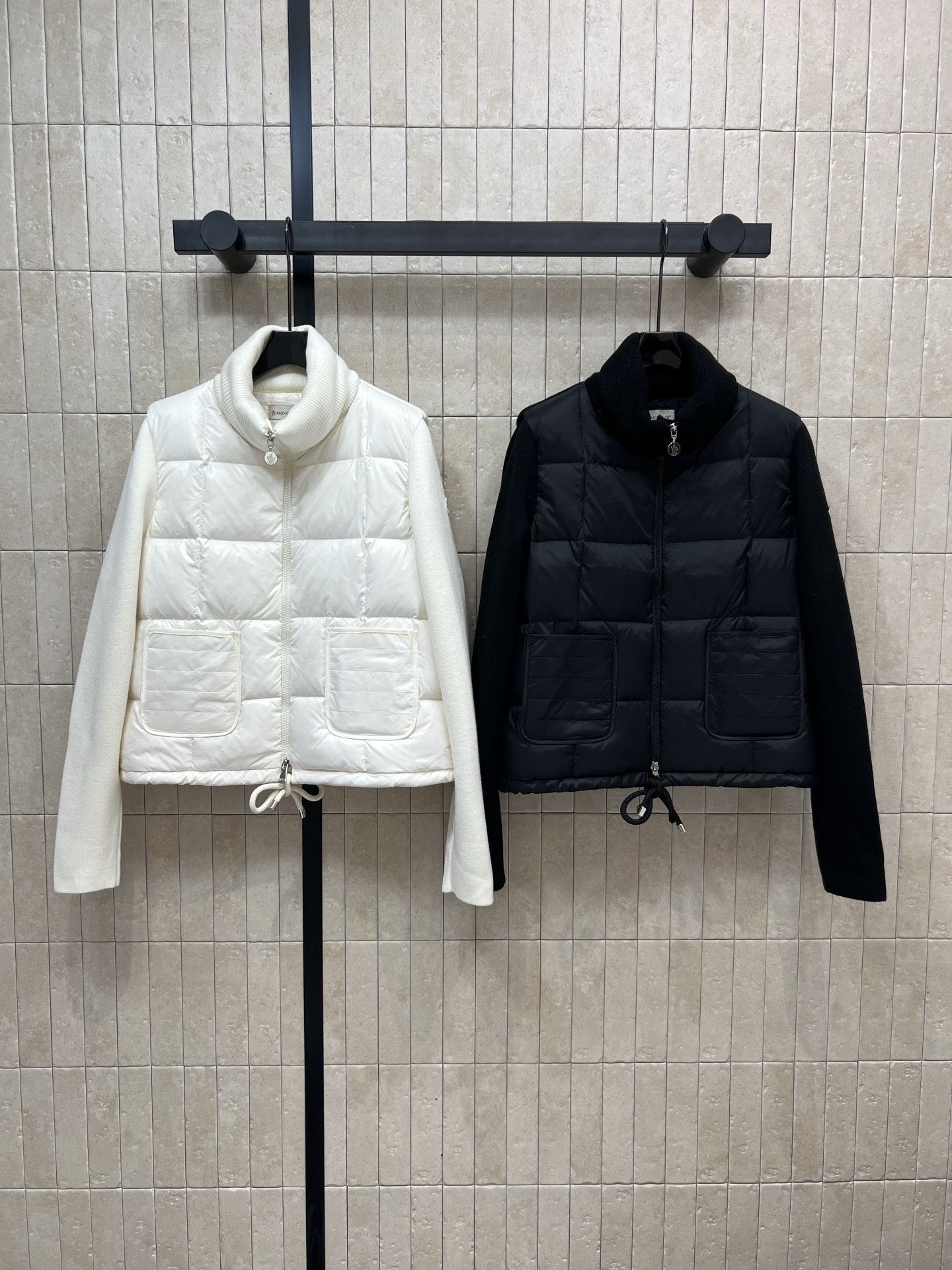 NO:463431,With dust bag M home 25 autumn and winter new style, spliced ​​knitted stand-alone down jacket, neckline knitted ribbed stand-alone collar design, loose bread suit style, top body comfortable and not bloated, hem drawstring design, random adjustment of hem circumference is very good for body shape, can also be well adapted to various combinations, National Standard 90 white goose down filling, full filling volume, upper body, light and warm, minimalist and generous, not picky, easy to match, two colors, three-code Size/S-M-L,, down jacket, alexander wang19860909配防尘袋M家 25秋冬新款 拼接针织立领羽绒服 领口针织罗纹立领设计 宽松面包服款式上身舒适又不显臃肿 下摆抽绳设计随意调节下摆围度大小对身材包容性很好 也可以很好的适应于各种搭配 国标90白鹅绒填充 充绒量饱满 上身 轻盈又保暖 极简大方不挑人 轻松搭配出街 两色三码Size/S-M-L,,down jacket,alexander wang,Women's clothing