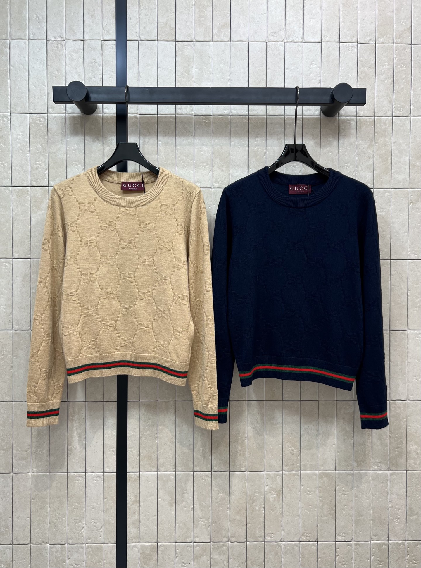 NO:463510,G Home 25 early autumn new style Double G jacquard sweater series Round neck long-sleeved top + V-neck long-sleeved cardigan Classic double G letter jacquard knitting process Texture online Contrast color striped edge splicing Custom three-dimensional hardware metal button decoration The upper body is gentle and lady is low-key showing temperament Wool yarn fabric Daily casual recommendation Two-color three-code Size/S-M-L, gucci, alexander wang19860909G家 25早秋新款 双G提花针织衫系列 圆领长袖上衣+V领长袖开衫 经典双G字母提花针织工艺 质感在线 撞色条纹包边拼接 定制立体五金金属纽扣装饰 上身温柔淑女低调显气质 羊毛纱线面料 日常休闲推荐 两色三码Size/S-M-L,,gucci,alexander wang,Women's clothing