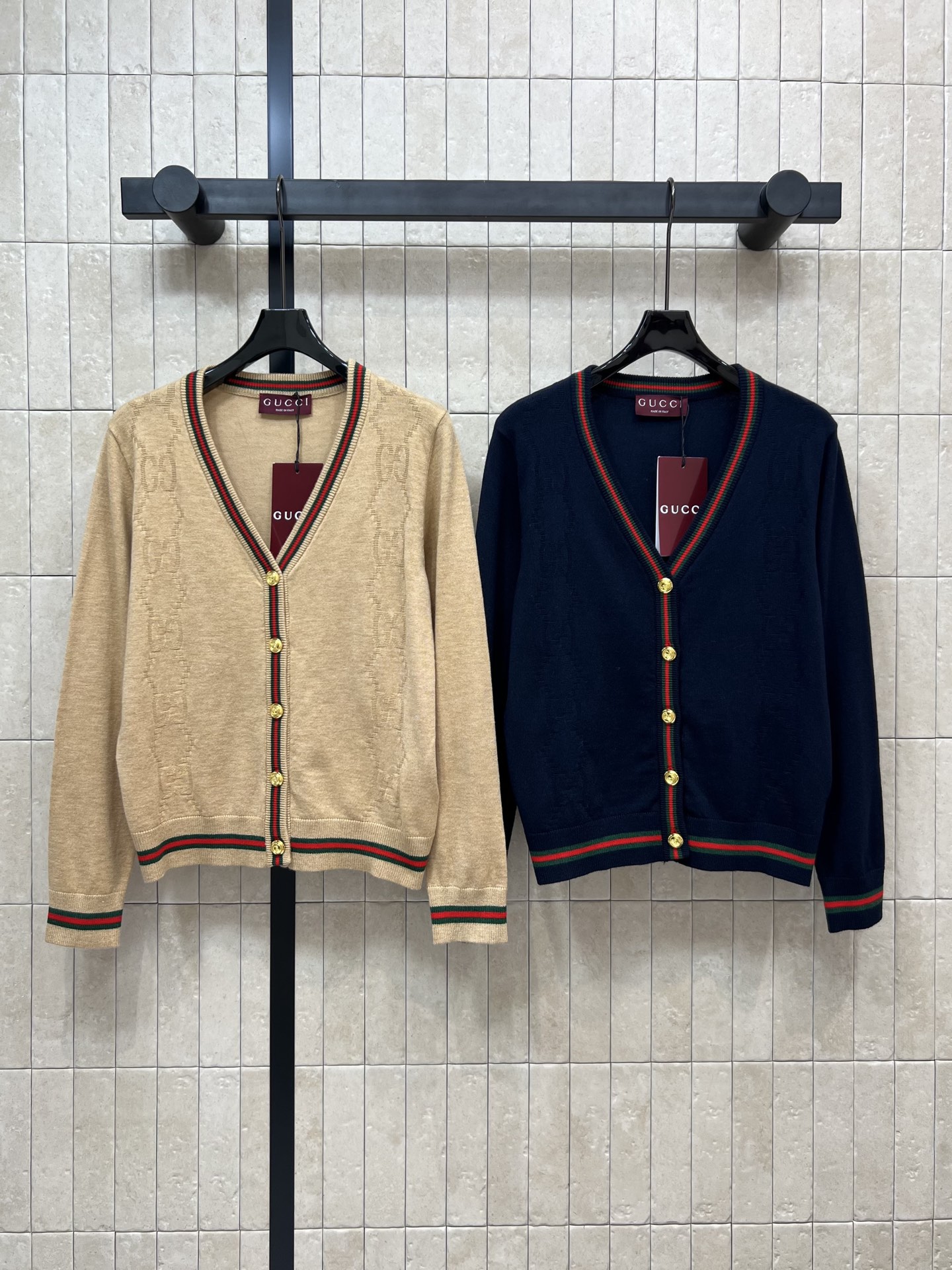 NO:463530,G Home 25 early autumn new style Double G jacquard sweater series Round neck long-sleeved top + V-neck long-sleeved cardigan Classic double G letter jacquard knitting process Texture online Contrast color striped edge splicing Custom three-dimensional hardware metal button decoration The upper body is gentle and lady is low-key showing temperament Wool yarn fabric Daily casual recommendation Two-color three-code Size/S-M-L, gucci, alexander wang19860909G家 25早秋新款 双G提花针织衫系列 圆领长袖上衣+V领长袖开衫 经典双G字母提花针织工艺 质感在线 撞色条纹包边拼接 定制立体五金金属纽扣装饰 上身温柔淑女低调显气质 羊毛纱线面料 日常休闲推荐 两色三码Size/S-M-L,,gucci,alexander wang,Women's clothing