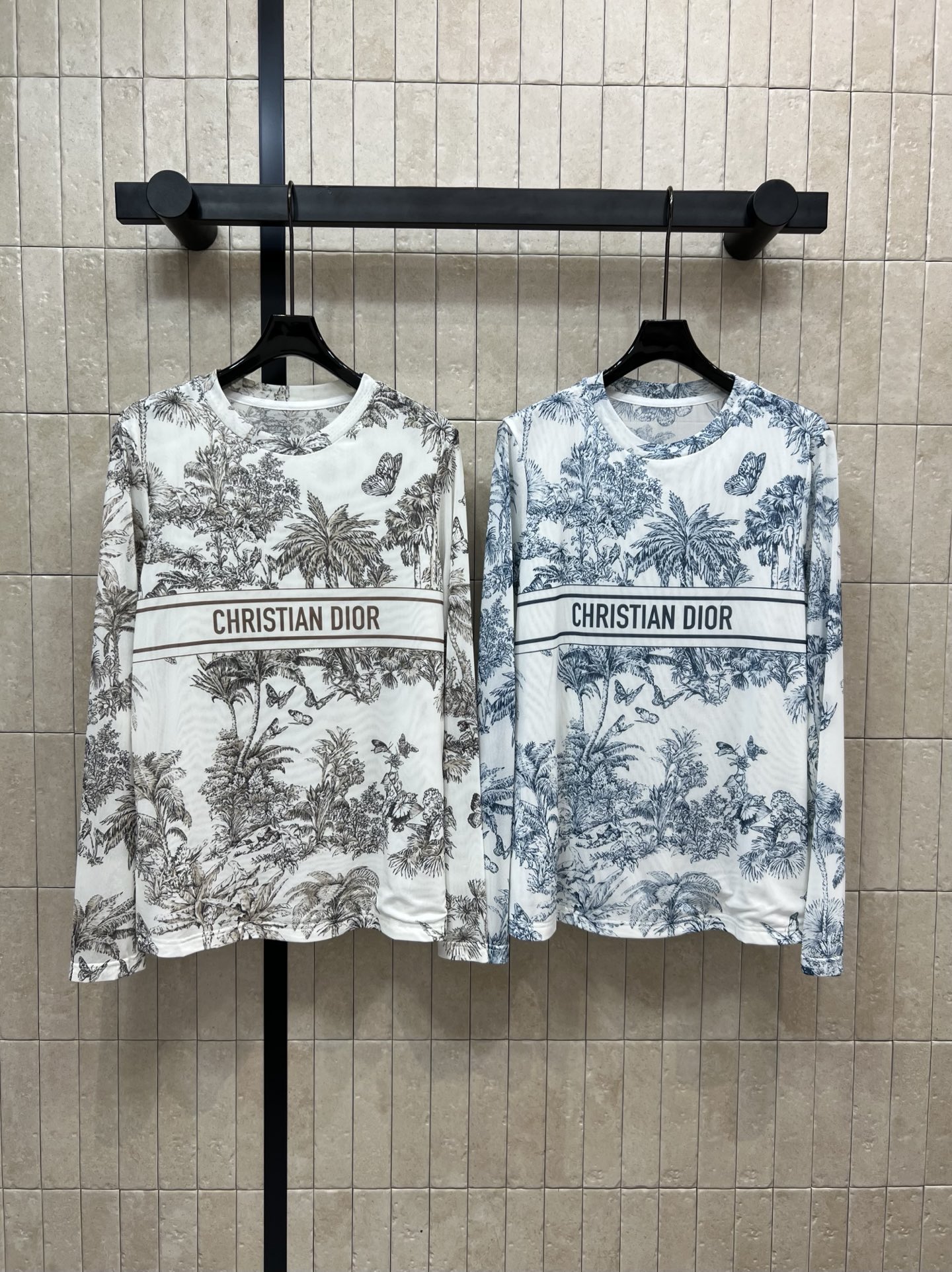 NO:463440,D Home 25 early autumn new style coconut tree printed mesh round neck base shirt classic coconut tree jungle pattern retro eye-catching, slightly transparent yarn thin fabric feels silky and delicate, high-end and fashionable, small pieces show off their figure, the upper body is full of the temperament of a lady, it is very beautiful when worn inside, and it looks good whenever you match it, two colors and three codes SML, dior, alexander wang19860909D家 25早秋新款 椰树印花网纱圆领打底衫 经典椰树丛林图案复古吸睛 微透纱质轻薄面料触感丝滑细腻 高级时髦 小小件的巨显身材 上身就是满满的御姐气质 做内搭单穿都很绝 随便搭配都好看 两色三码 SML,,dior,alexander wang,Women's clothing