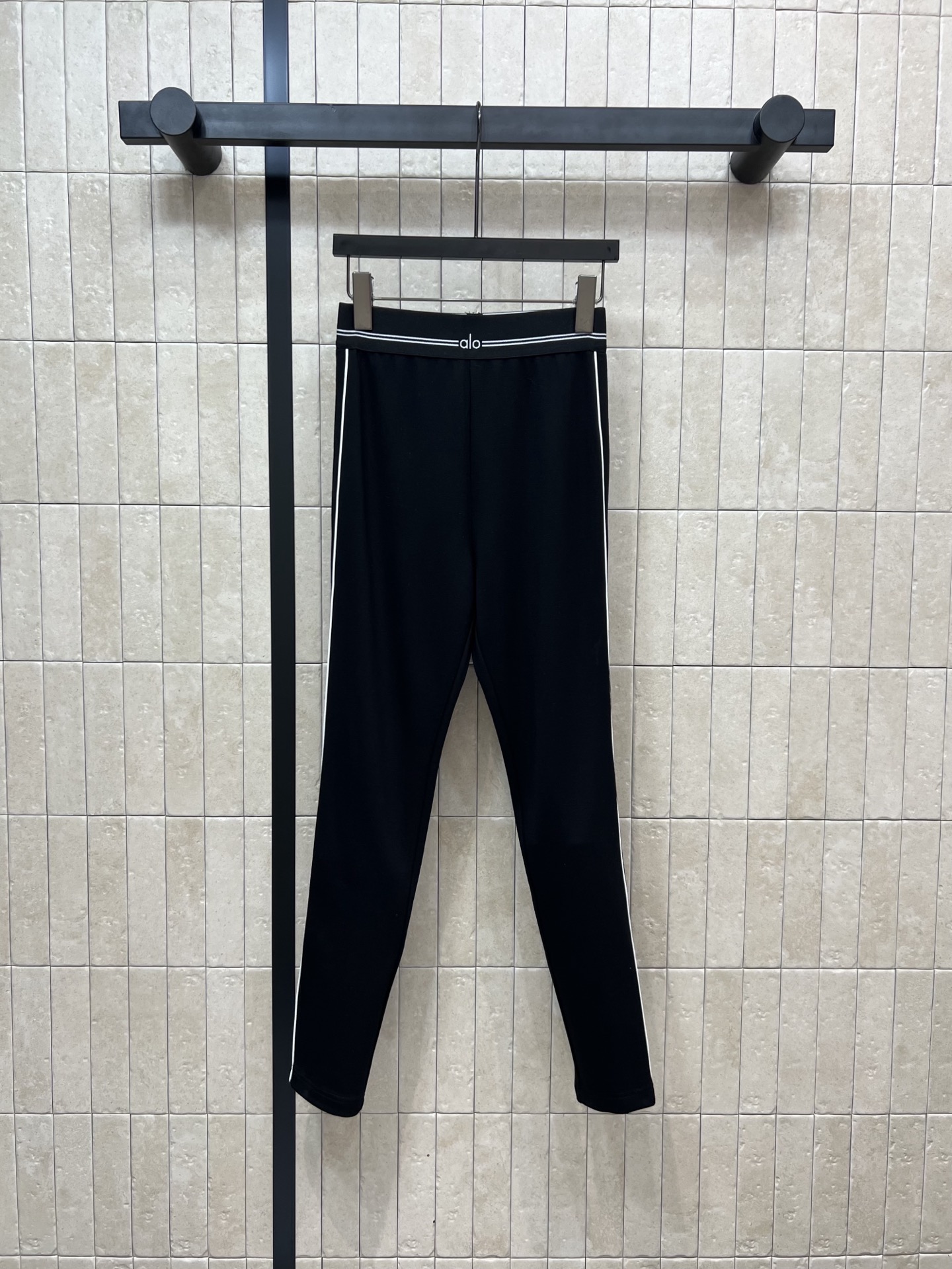 NO:463466,New early autumn style, webbing tight leggings, the fabric is super silky and comfortable, especially skin-friendly, waist webbing logo embellishment, low-key and high-end, super body shape, belly-tightening and hip-lifting, immediately has long legs, one color three-code Size/S-M-L,,alexander wang19860909早秋新款 织带紧身打底裤 面料是那种超级丝滑舒适的 特别亲肤 腰头织带Logo点缀 低调又高级 超级显身材 收腹提臀 立马拥有修长腿型 一色三码Size/S-M-L,,alexander wang,Women's clothing