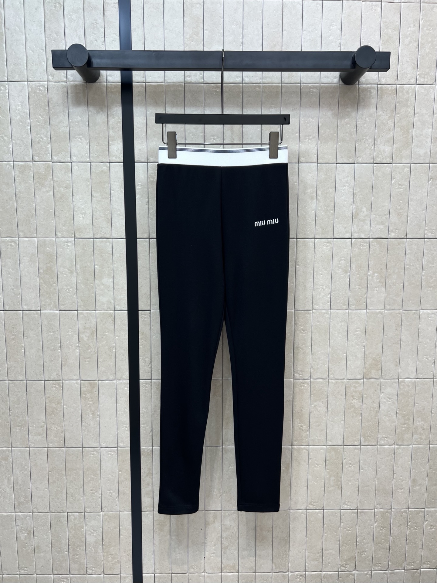 NO:463453,MIU Home 25 early autumn new style webbing spliced ​​black leggings, wear thin legs in one second, waist webbing spliced, side embroidered letter logo embellishment, fabric with elastic fabric, wear yoga outside, three-code one color Size/S-M-L,,miumiu,alexander wang19860909MIU家 25早秋新款 织带拼接黑色打底裤 一秒穿出小细腿 腰间织带拼接 侧旁刺绣字母logo点缀 面料带有弹性面料 外穿瑜伽都ok 一色三码 Size/S-M-L,,miumiu,alexander wang,Women's clothing