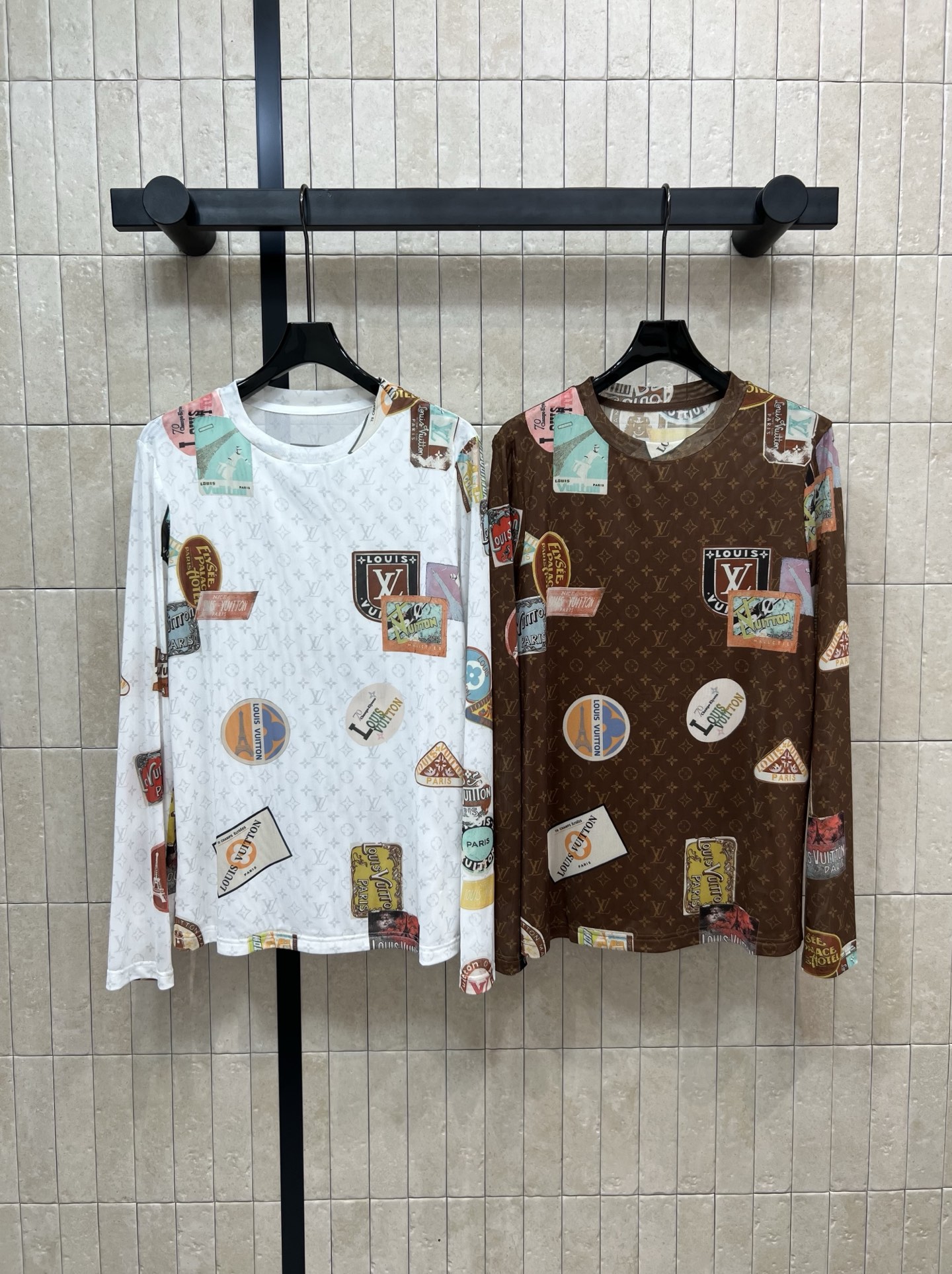 NO:463472,L family 25 early autumn new round neck stamp prescription mesh base shirt, a must-have base shirt for everyone, classic presbyopia pattern retro eye-catching round neck loose clothes, slim and versatile, slightly transparent yarn thin fabric feels silky and delicate, high-end and fashionable, small pieces show the figure, full of the upper body, full of the temperament of a lady, it is very beautiful when worn inside, and it looks good whenever you match it, two colors and three codes SML,,louis vuitton,alexander wang19860909L家 25早秋新款 圆领邮票老花网纱打底衫 上衣人手必备打底衫 经典老花图案复古吸睛 圆领宽松衣型 显瘦又百搭 微透纱质轻薄面料触感丝滑细腻 高级时髦 小小件的巨显身材 上身就是满满的御姐气质 做内搭单穿都很绝 随便搭配都好看 两色三码 SML,,louis vuitton,alexander wang,Women's clothing