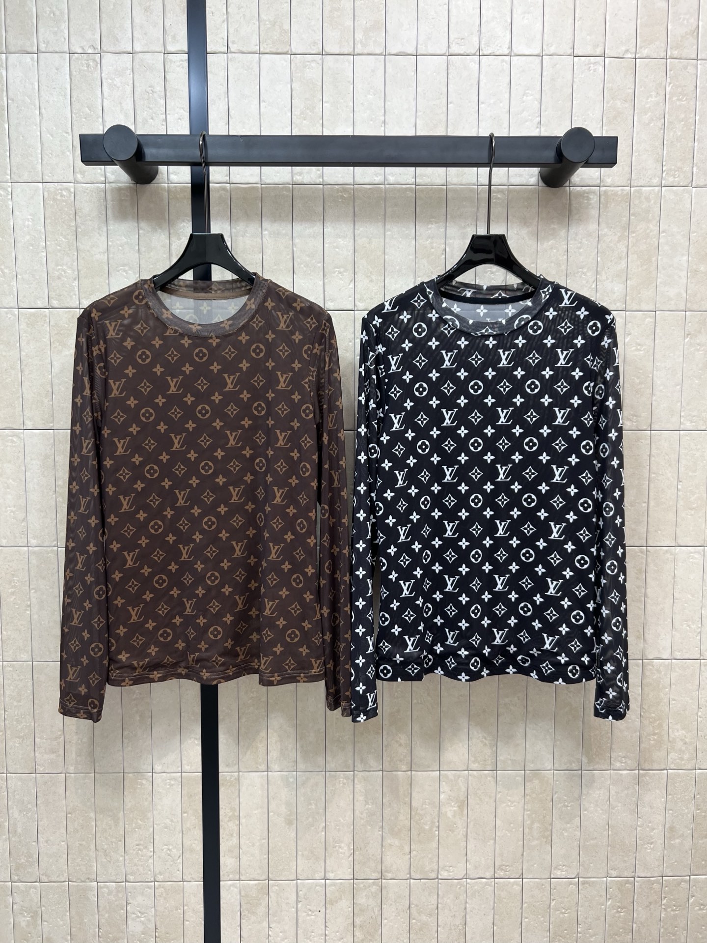 NO:463427,L family 25 early autumn new style, full-print presbyterian round neck mesh base shirt, a must-have base shirt for everyone, classic presbyterian pattern retro eye-catching round neck loose clothes, slim and versatile, slightly transparent yarn thin fabric feels silky and delicate, high-end and fashionable, can be worn alone or coated, the upper body is a big brand feeling, two colors and three codes Size/S-M-L,,louis vuitton, jackets & coats,alexander wang19860909L家 25早秋新款 满印老花圆领网纱打底衫 上衣人手必备打底衫 经典老花图案复古吸睛 圆领宽松衣型 显瘦又百搭 微透纱质轻薄面料触感丝滑细腻 高级时髦 可单穿可搭外套 上身就是气质大牌感 两色三码Size/S-M-L,,louis vuitton,jackets & coats,alexander wang,Women's clothing