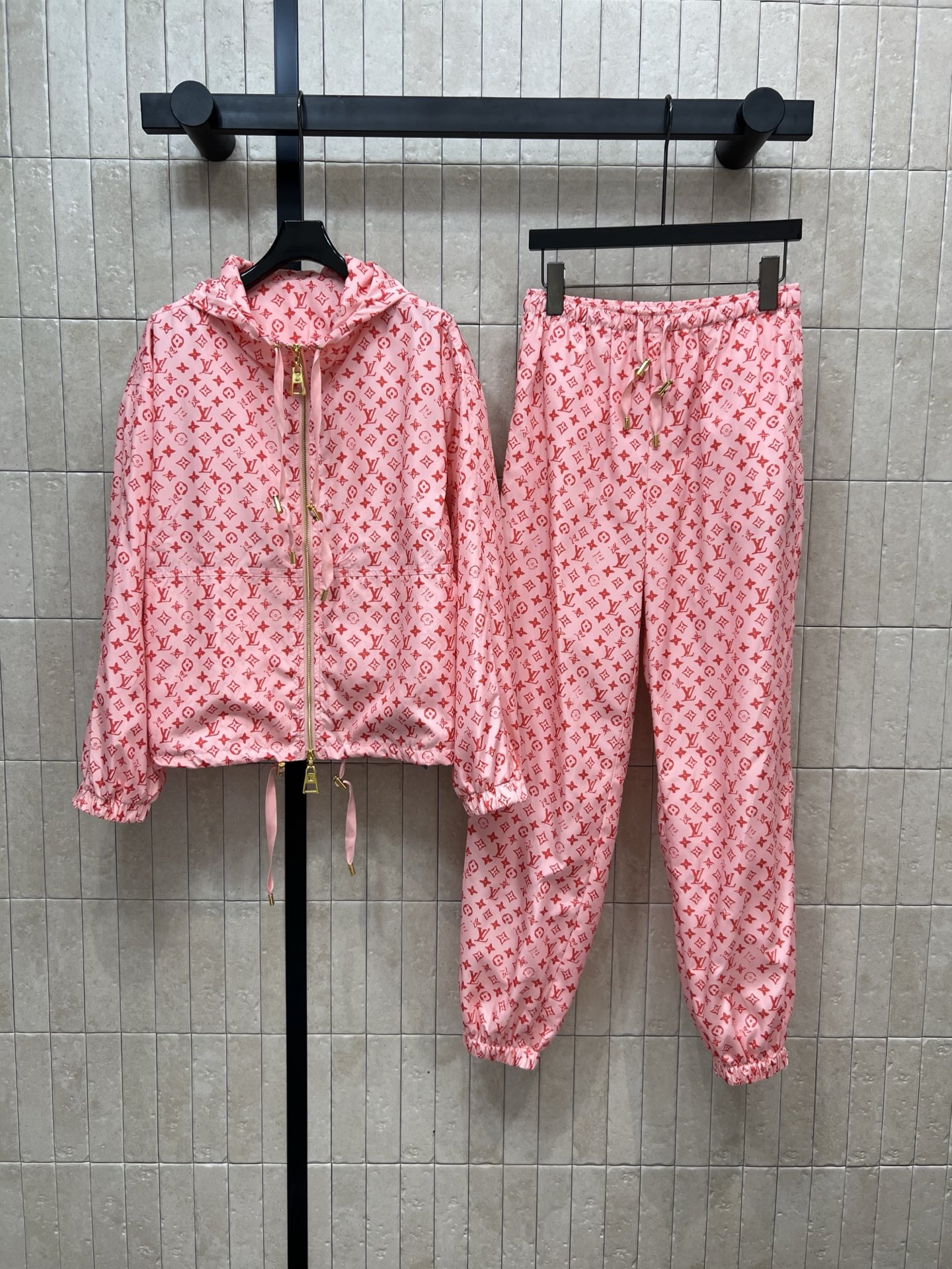 NO:463437,Foreign Minister L's family 25 early autumn new style, presbyopia casual suit, hooded zipper jacket + elastic waist trousers, a set of top body casual and fashionable and handsome, as a sunscreen jacket in summer, also awesome, appearance, the non-sex style is loose and slim, with drawstring waist design, positioned presbyopia cut, very eye-catching and age-reducing, custom hardware accessories are very good, two colors and three codes Size/S-M-L,,louis vuitton,jackets & coats,hats,alexander wang19860909外长L家 25早秋新款 老花休闲套装 连帽拉链外套+松紧腰束脚裤 一套上身休闲时髦又帅气 夏季当防晒外套也是绝绝子 颜值担当 不挑人的版型宽松且显瘦 自带抽绳收腰设计 定位的老花裁剪 非常吸睛减龄 定制的五金配件细节做工都很赞 两色三码 Size/S-M-L,,louis vuitton,jackets & coats,hats,alexander wang,Women's clothing