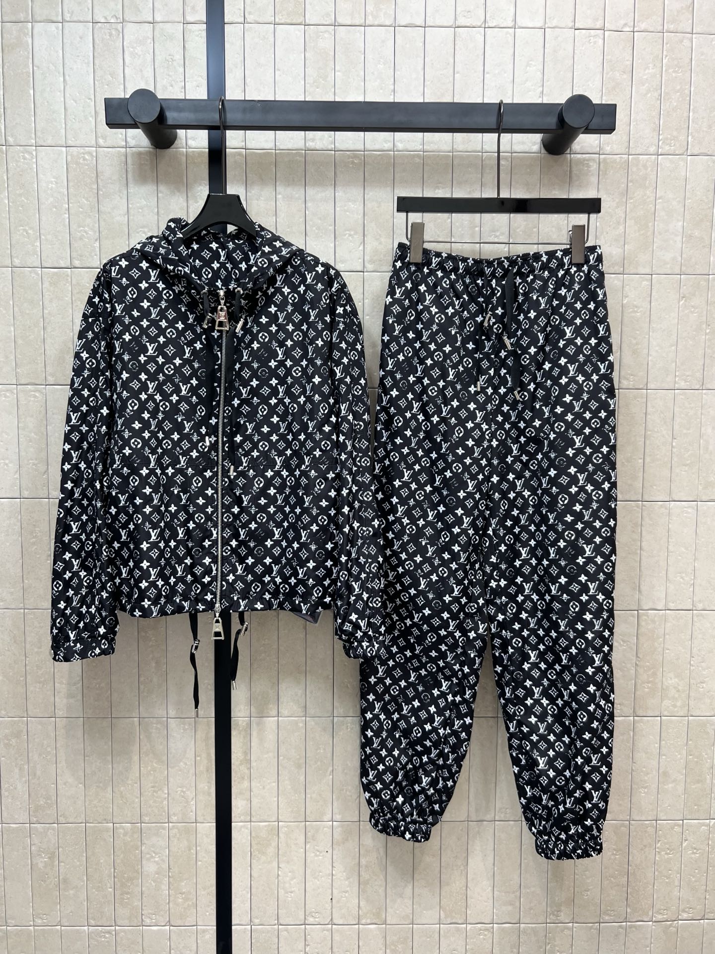 NO:463448,Foreign Minister L's family 25 early autumn new style, presbyopia casual suit, hooded zipper jacket + elastic waist trousers, a set of top body casual and fashionable and handsome, as a sunscreen jacket in summer, also awesome, appearance, the non-sex style is loose and slim, with drawstring waist design, positioned presbyopia cut, very eye-catching and age-reducing, custom hardware accessories are very good, two colors and three codes Size/S-M-L,,louis vuitton,jackets & coats,hats,alexander wang19860909外长L家 25早秋新款 老花休闲套装 连帽拉链外套+松紧腰束脚裤 一套上身休闲时髦又帅气 夏季当防晒外套也是绝绝子 颜值担当 不挑人的版型宽松且显瘦 自带抽绳收腰设计 定位的老花裁剪 非常吸睛减龄 定制的五金配件细节做工都很赞 两色三码 Size/S-M-L,,louis vuitton,jackets & coats,hats,alexander wang,Women's clothing