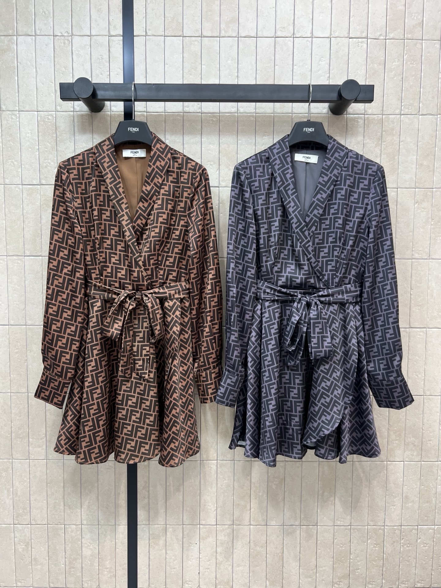 NO:463460,FD Home 25 early autumn new style FF jacquard dress Suit V-neck half-clamp button design Three-dimensional waist-hugging arc-slit design skirt The upper body looks slim and age-reducing girl Shirt-style dress The style is not picky for people's outfits Customized FF fabric belt Classic and not exaggerated. It is very suitable for daily dates. Two colors and three codes Size/S-M-L,,dior,skirts,business suit,alexander wang19860909FD家 25早秋新款 FF提花连衣裙 西装V领半开襟扣设计 立体收腰的圆弧开叉设计裙摆 上身显瘦又减龄少女 衬衣式的连衣裙 版型不挑人穿搭 定制的FF本布腰带 经典又不夸张 日常约会都很适合 两色三码 Size/S-M-L,,dior,skirts,business suit,alexander wang,Women's clothing