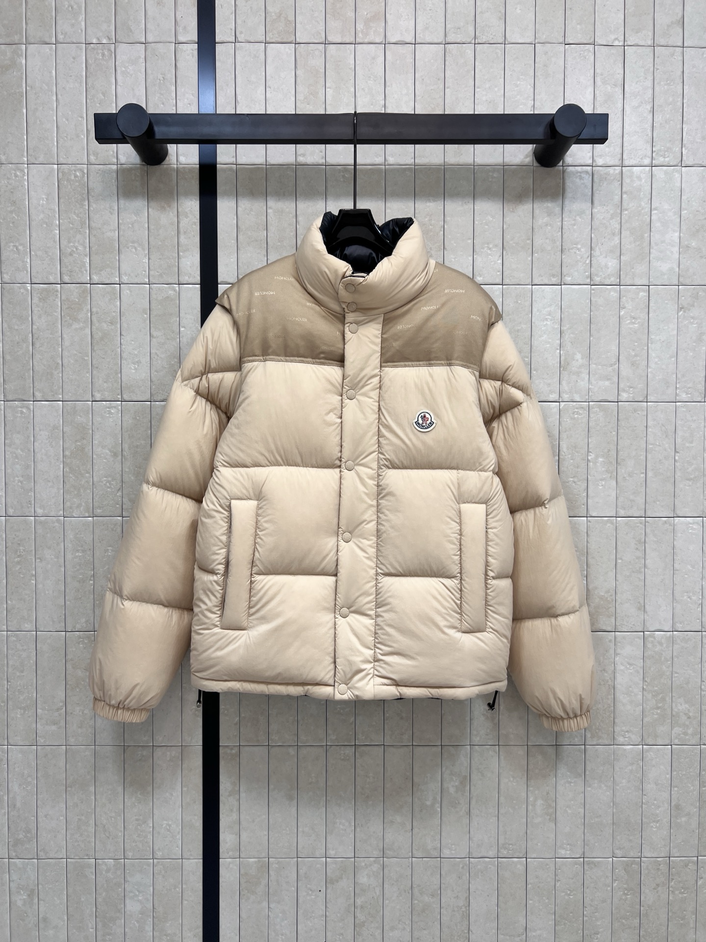 NO:488419,With dust bag M home 25 autumn and winter new style, double-sided detachable goose down jacket, detachable design, same style for men and women, multiple ways to wear, disassemble the sub-size as a vest, a great design is also very practical, multiple styles can be switched freely, goose down down fill is sufficient, super warm and light, two-way stand collar + neckline snap buckle windproof, classic brand logo embellishment on the chest, the whole piece is a simple and high-end model, easy to match, not easy to make mistakes, age-reducing, sweet and salty, three-color five-code,, down jacket, alexander wang19860909配防尘袋M家 25秋冬新款 双面穿可拆卸鹅绒羽绒服 可拆子设计 男女同款哦 多种穿法 子拆卸当马甲穿 很赞的设计也很实穿 多个风种自由切换 鹅绒羽绒填充分量充足 超级保暖轻盈 双向立领+领口按扣防风 胸口处经典品牌Logo点缀 整件就是简约高级的款 轻松搭配不易出错 减龄又可甜可盐 三色五码,,down jacket,alexander wang,Women's clothing