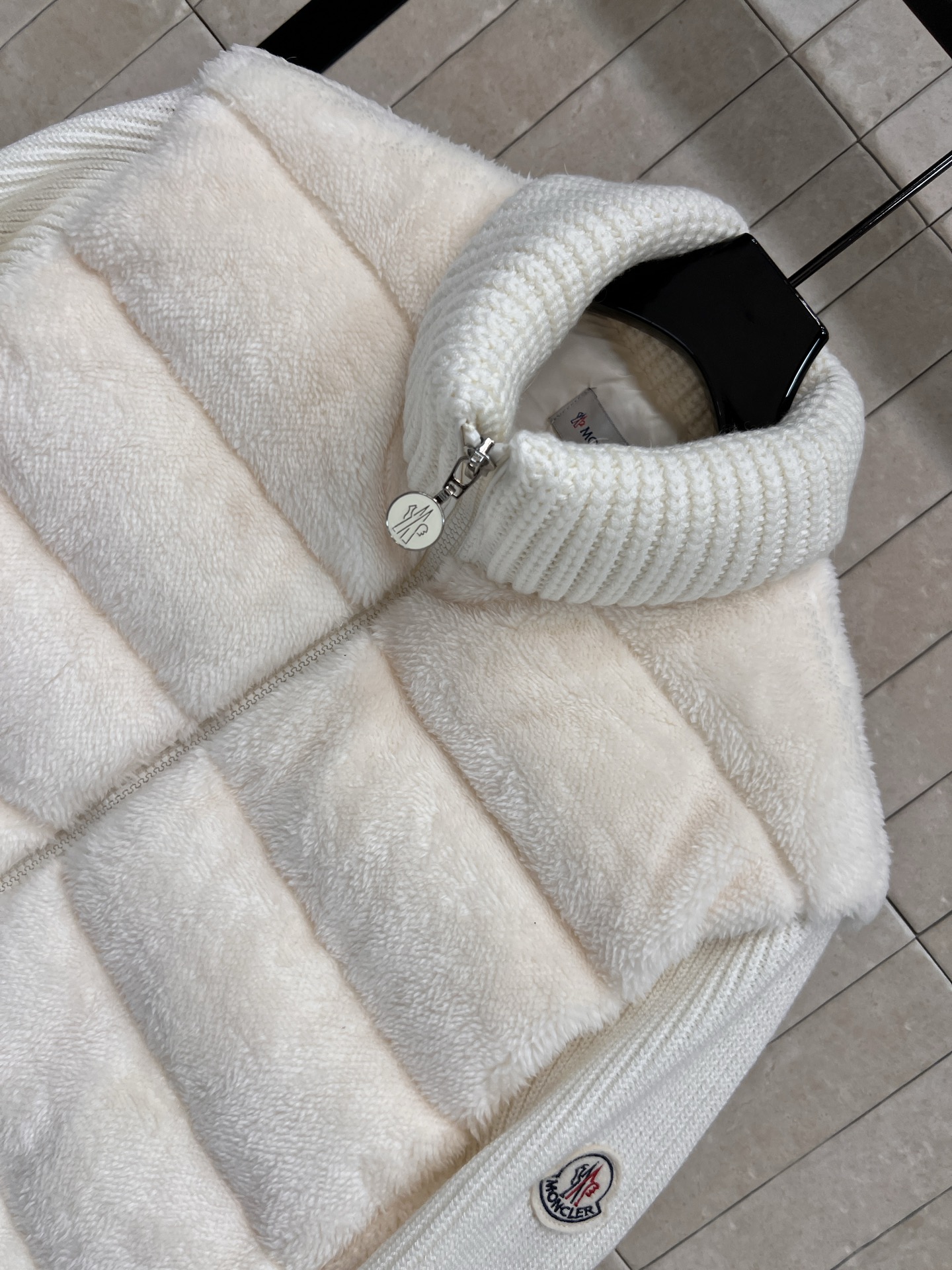M家 25早秋新款韩 立领毛毛针织羽绒服 造型时髦的单品搭配 小立领针织长袖毛毛马甲假两件设计 两种颜色