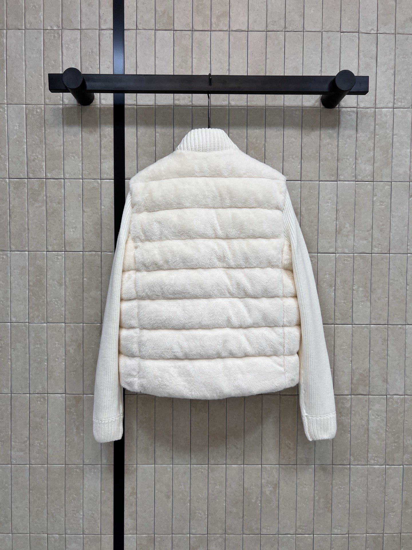M家 25早秋新款韩 立领毛毛针织羽绒服 造型时髦的单品搭配 小立领针织长袖毛毛马甲假两件设计 两种颜色