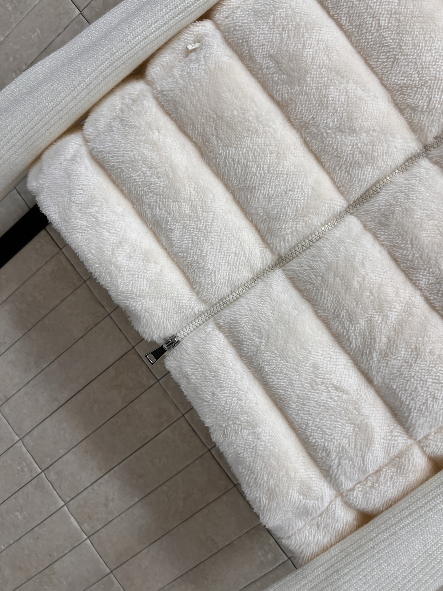 M家 25早秋新款韩 立领毛毛针织羽绒服 造型时髦的单品搭配 小立领针织长袖毛毛马甲假两件设计 两种颜色