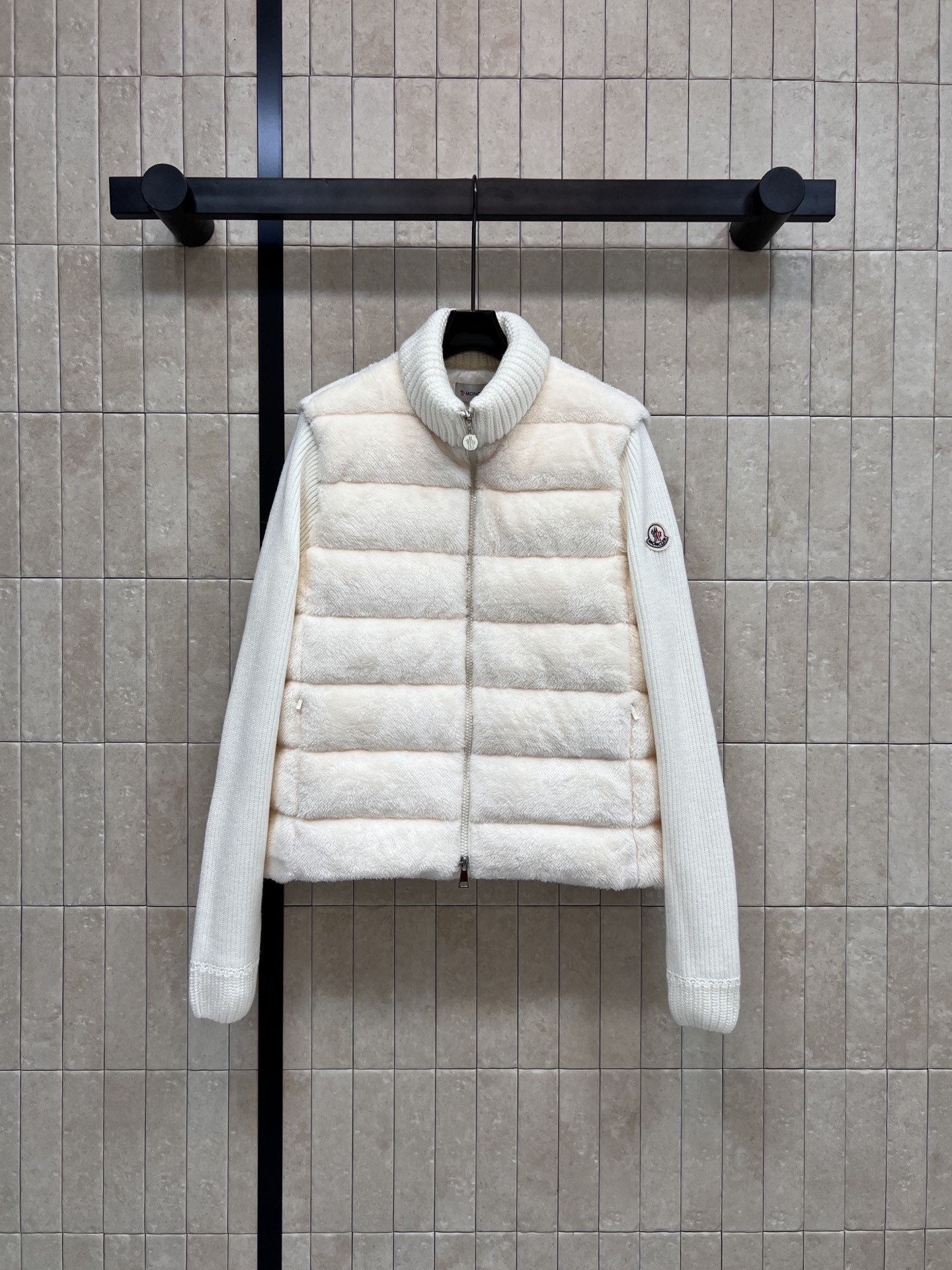 M家 25早秋新款韩 立领毛毛针织羽绒服 造型时髦的单品搭配 小立领针织长袖毛毛马甲假两件设计 两种颜色