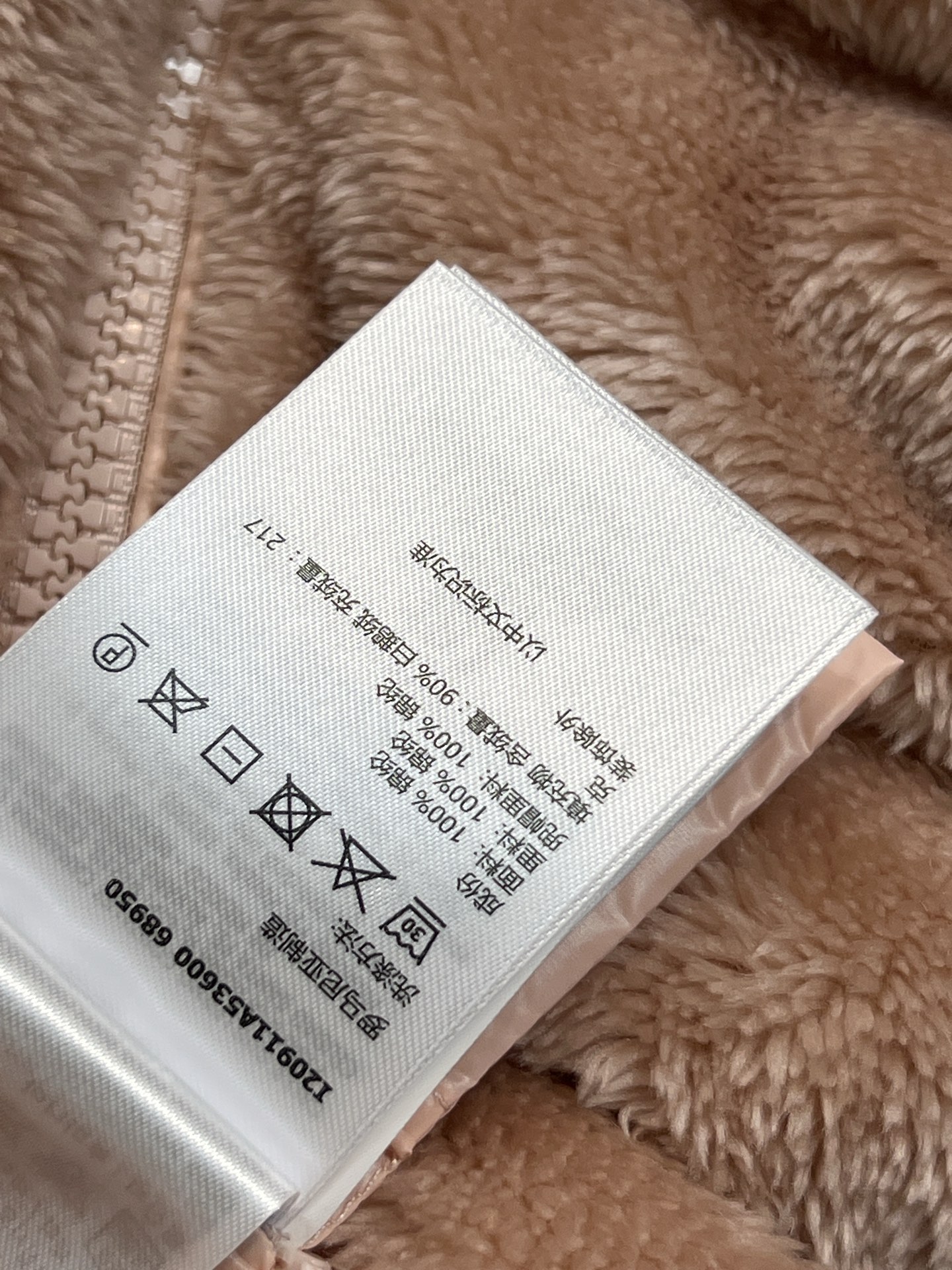 M家 25早秋新款韩 立领毛毛针织羽绒服 造型时髦的单品搭配 小立领针织长袖毛毛马甲假两件设计 两种颜色