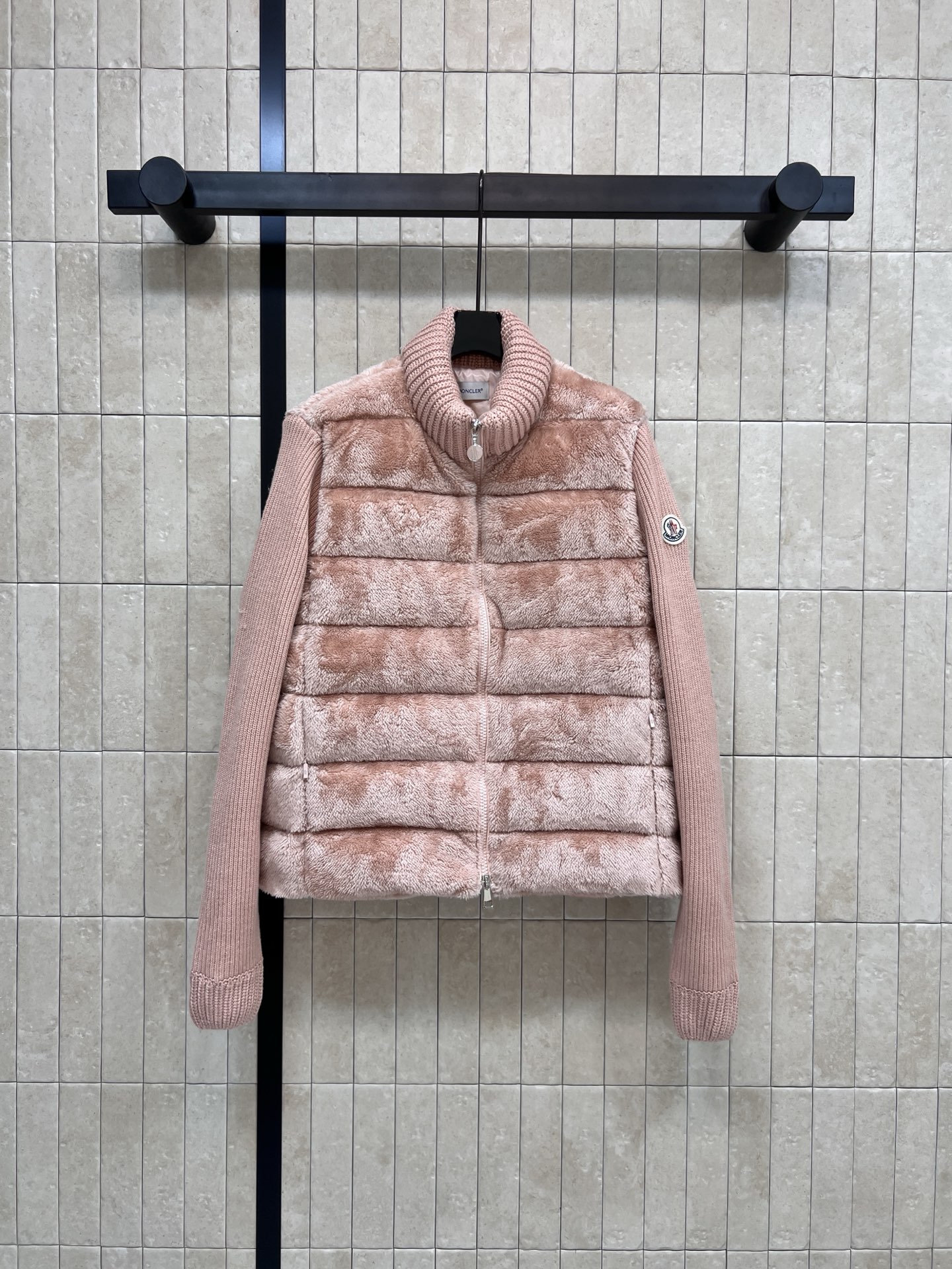 M家 25早秋新款韩 立领毛毛针织羽绒服 造型时髦的单品搭配 小立领针织长袖毛毛马甲假两件设计 两种颜色