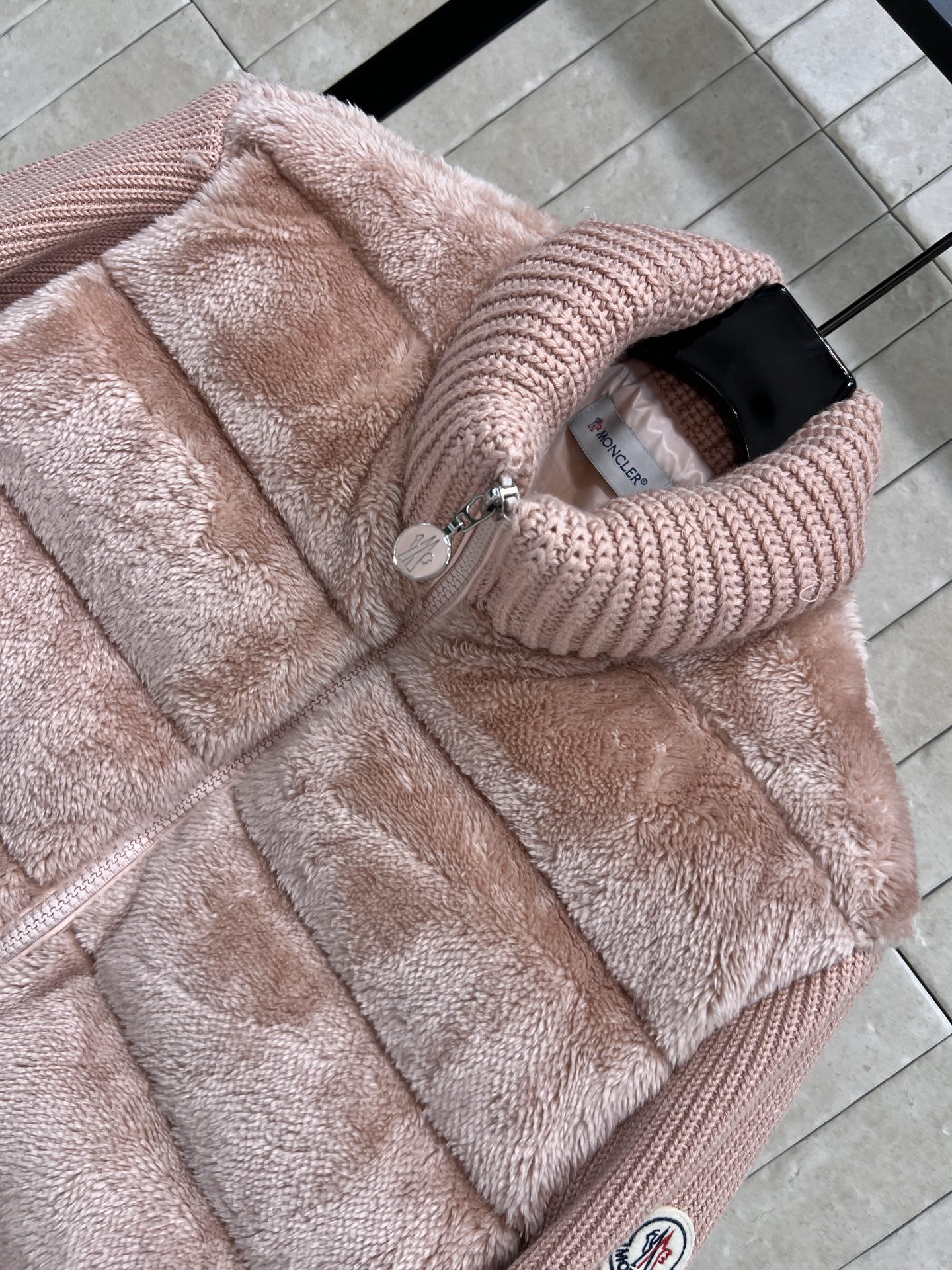 M家 25早秋新款韩 立领毛毛针织羽绒服 造型时髦的单品搭配 小立领针织长袖毛毛马甲假两件设计 两种颜色