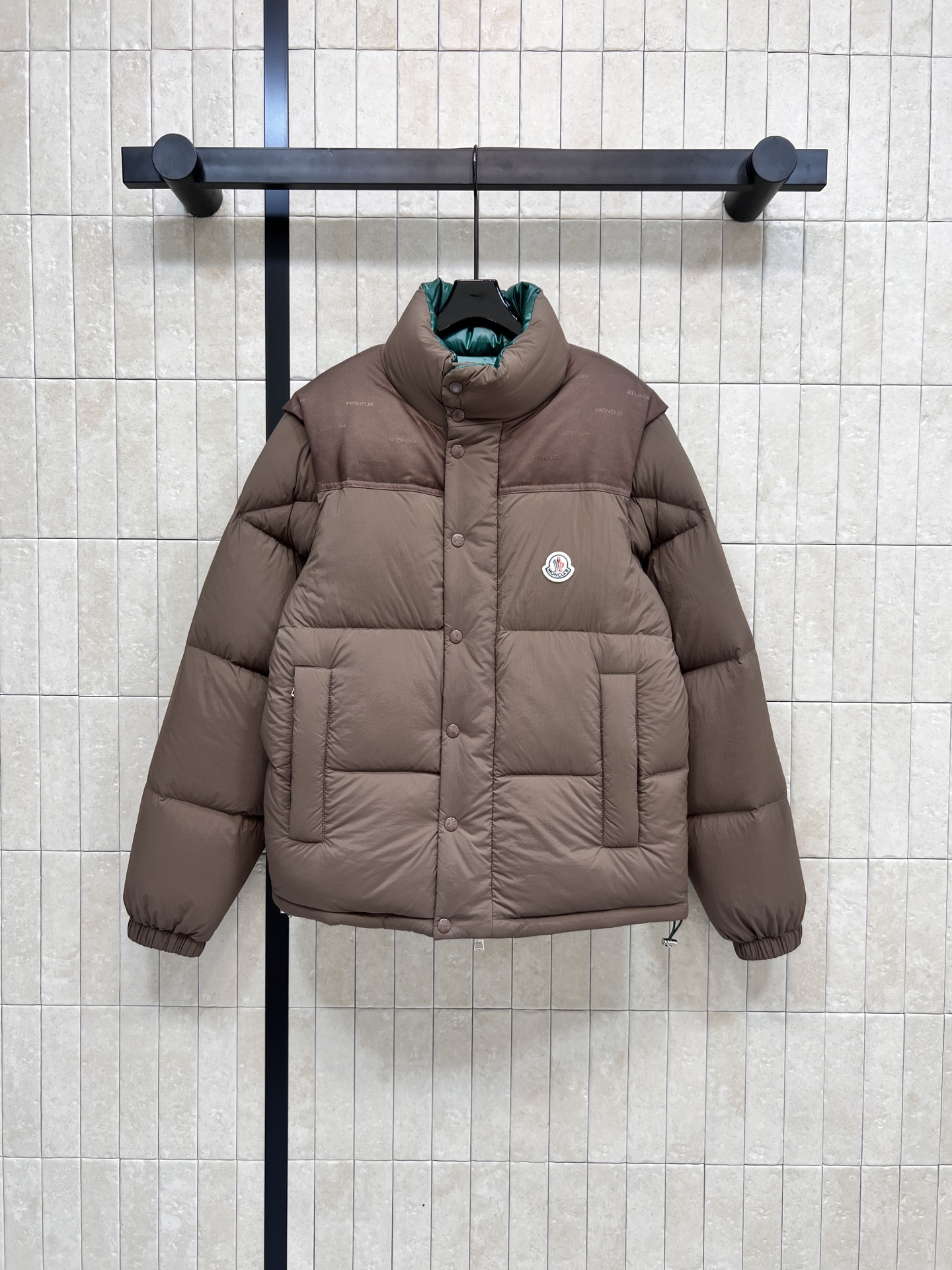 NO:488431,With dust bag M home 25 autumn and winter new style, double-sided detachable goose down jacket, detachable design, same style for men and women, multiple ways to wear, disassemble the sub-size as a vest, a great design is also very practical, multiple styles can be switched freely, goose down down fill is sufficient, super warm and light, two-way stand collar + neckline snap buckle windproof, classic brand logo embellishment on the chest, the whole piece is a simple and high-end model, easy to match, not easy to make mistakes, age-reducing, sweet and salty, three-color five-code,, down jacket, alexander wang19860909配防尘袋M家 25秋冬新款 双面穿可拆卸鹅绒羽绒服 可拆子设计 男女同款哦 多种穿法 子拆卸当马甲穿 很赞的设计也很实穿 多个风种自由切换 鹅绒羽绒填充分量充足 超级保暖轻盈 双向立领+领口按扣防风 胸口处经典品牌Logo点缀 整件就是简约高级的款 轻松搭配不易出错 减龄又可甜可盐 三色五码,,down jacket,alexander wang,Women's clothing