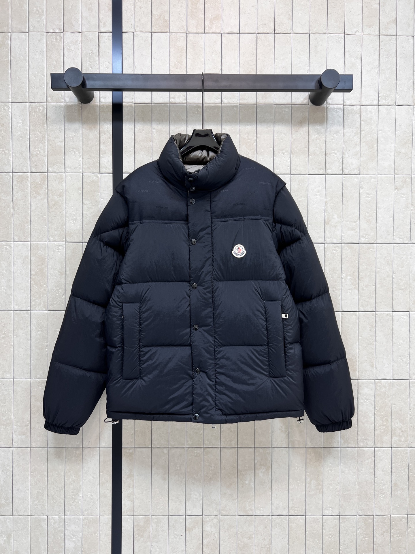 NO:488440,With dust bag M home 25 autumn and winter new style, double-sided detachable goose down jacket, detachable design, same style for men and women, multiple ways to wear, disassemble the sub-size as a vest, a great design is also very practical, multiple styles can be switched freely, goose down down fill is sufficient, super warm and light, two-way stand collar + neckline snap buckle windproof, classic brand logo embellishment on the chest, the whole piece is a simple and high-end model, easy to match, not easy to make mistakes, age-reducing, sweet and salty, three-color five-code,, down jacket, alexander wang19860909配防尘袋M家 25秋冬新款 双面穿可拆卸鹅绒羽绒服 可拆子设计 男女同款哦 多种穿法 子拆卸当马甲穿 很赞的设计也很实穿 多个风种自由切换 鹅绒羽绒填充分量充足 超级保暖轻盈 双向立领+领口按扣防风 胸口处经典品牌Logo点缀 整件就是简约高级的款 轻松搭配不易出错 减龄又可甜可盐 三色五码,,down jacket,alexander wang,Women's clothing