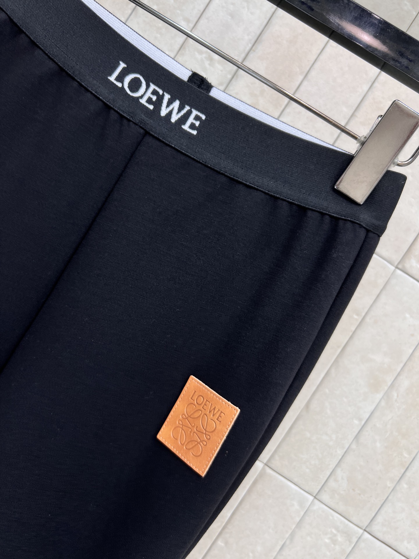 LW家 25早秋新款 刺绣字母Logo紧身打底裤 品牌刺皮牌Logo点缀 日常百搭不挑人单品 松紧腰身设