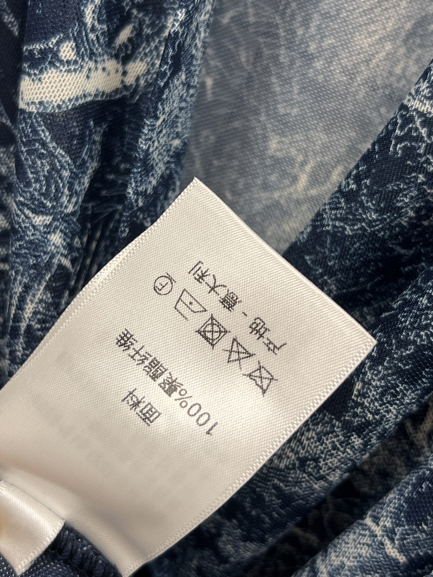 D家 25早秋新款 动物丛林印花交叉V领网纱打底衫 轻薄面料触感丝滑细腻 衣摆交叉设计V领口修饰脖颈 满