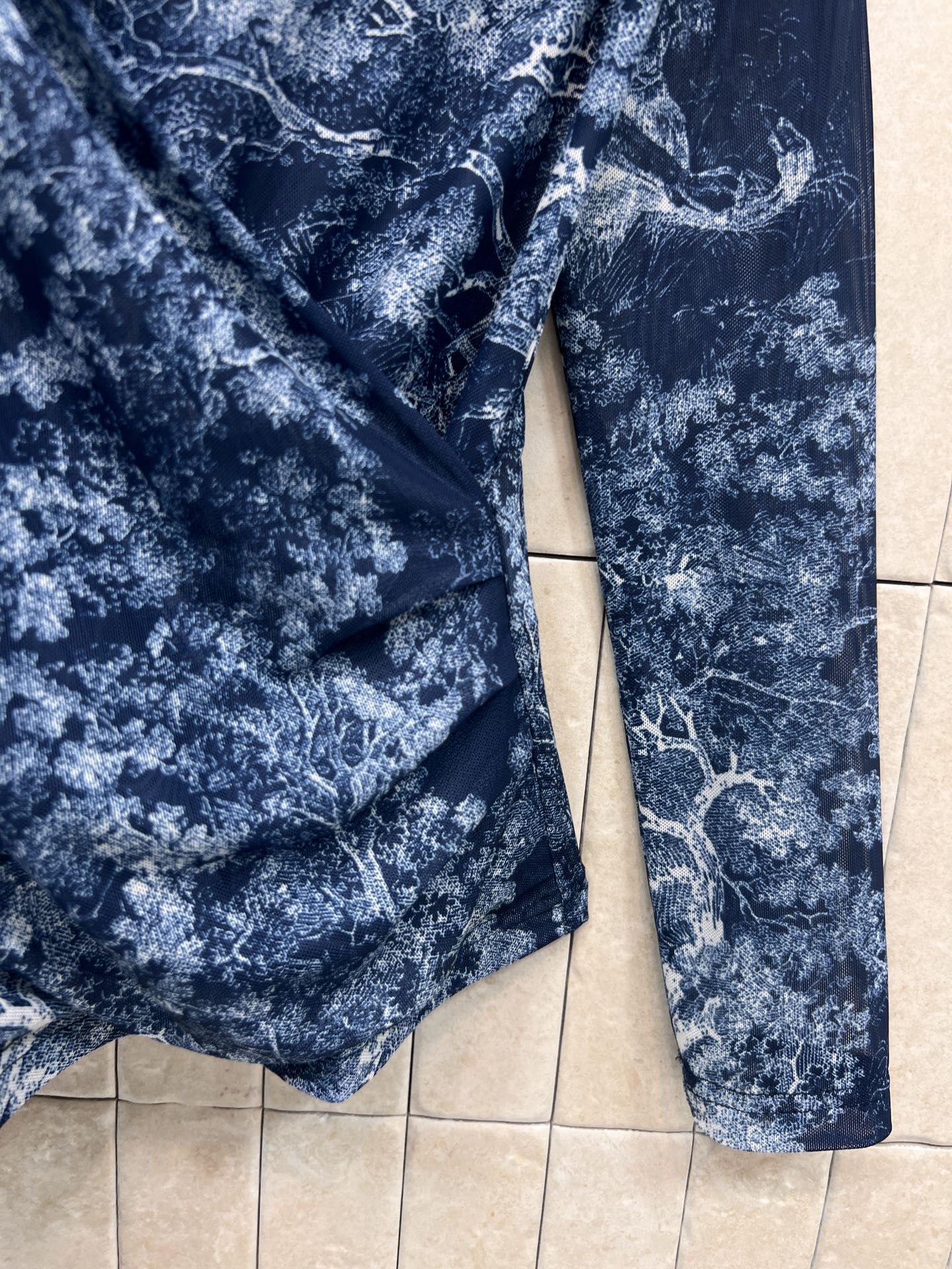 D家 25早秋新款 动物丛林印花交叉V领网纱打底衫 轻薄面料触感丝滑细腻 衣摆交叉设计V领口修饰脖颈 满