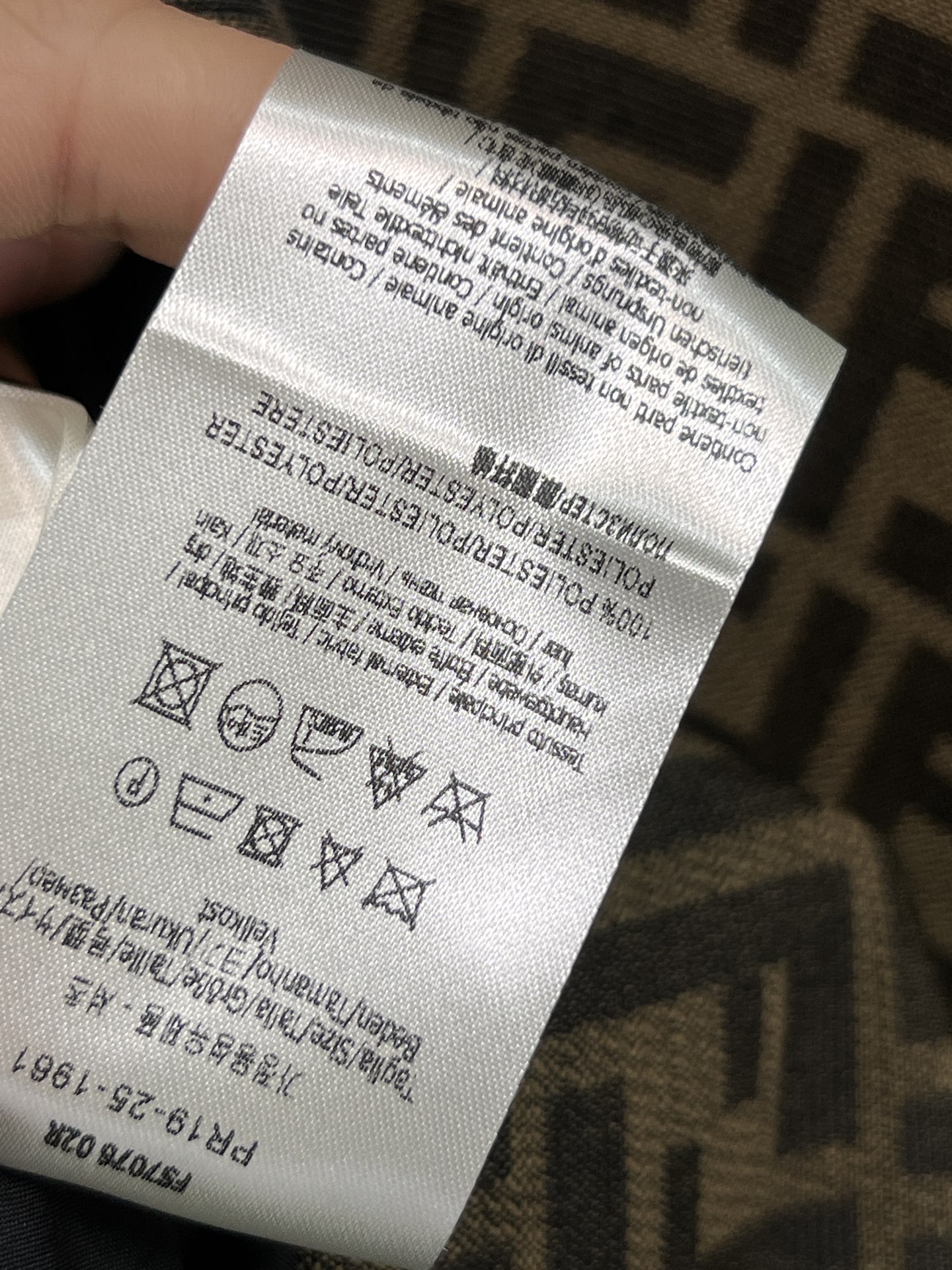 FD家 25早秋新款 FF提花翻领无袖收腰马甲 翻领单排扣设计 超级经典和有辨识度的双F图案 采用本布腰