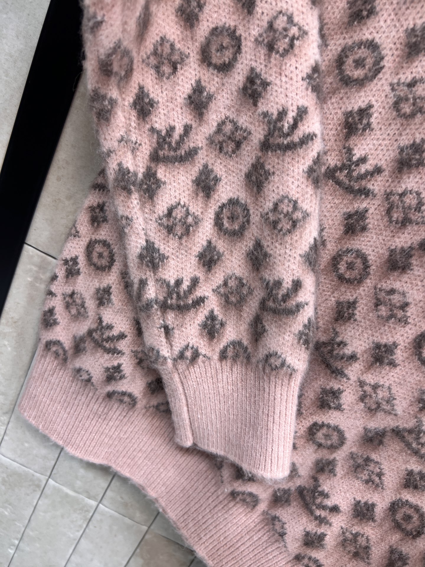 L家 25早秋新款 老花马海毛针织圆领毛衣 羊毛混纺面料上身舒适保暖  圆领套头版型 超显温柔 通身经典