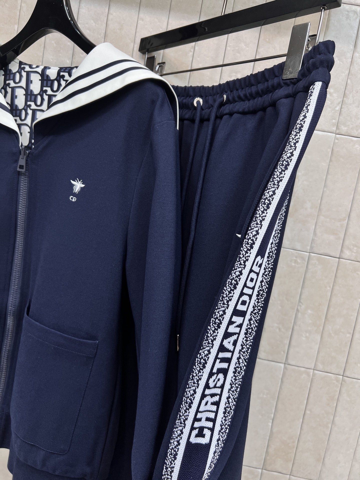 D家 25早秋新款 双面穿海军领外套+高腰 阔腿裤 一面纯色一面D字母提花细节真的没得说 到手就知道多高