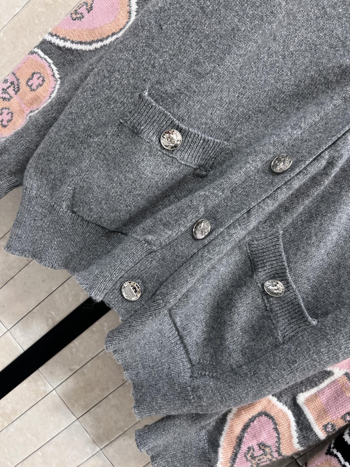 小香家 25早秋新款 卡通图案针织开衫 面料软糯亲肤 卡通刺绣趣味又独特～可爱的小女孩图案发夹立体爱心十