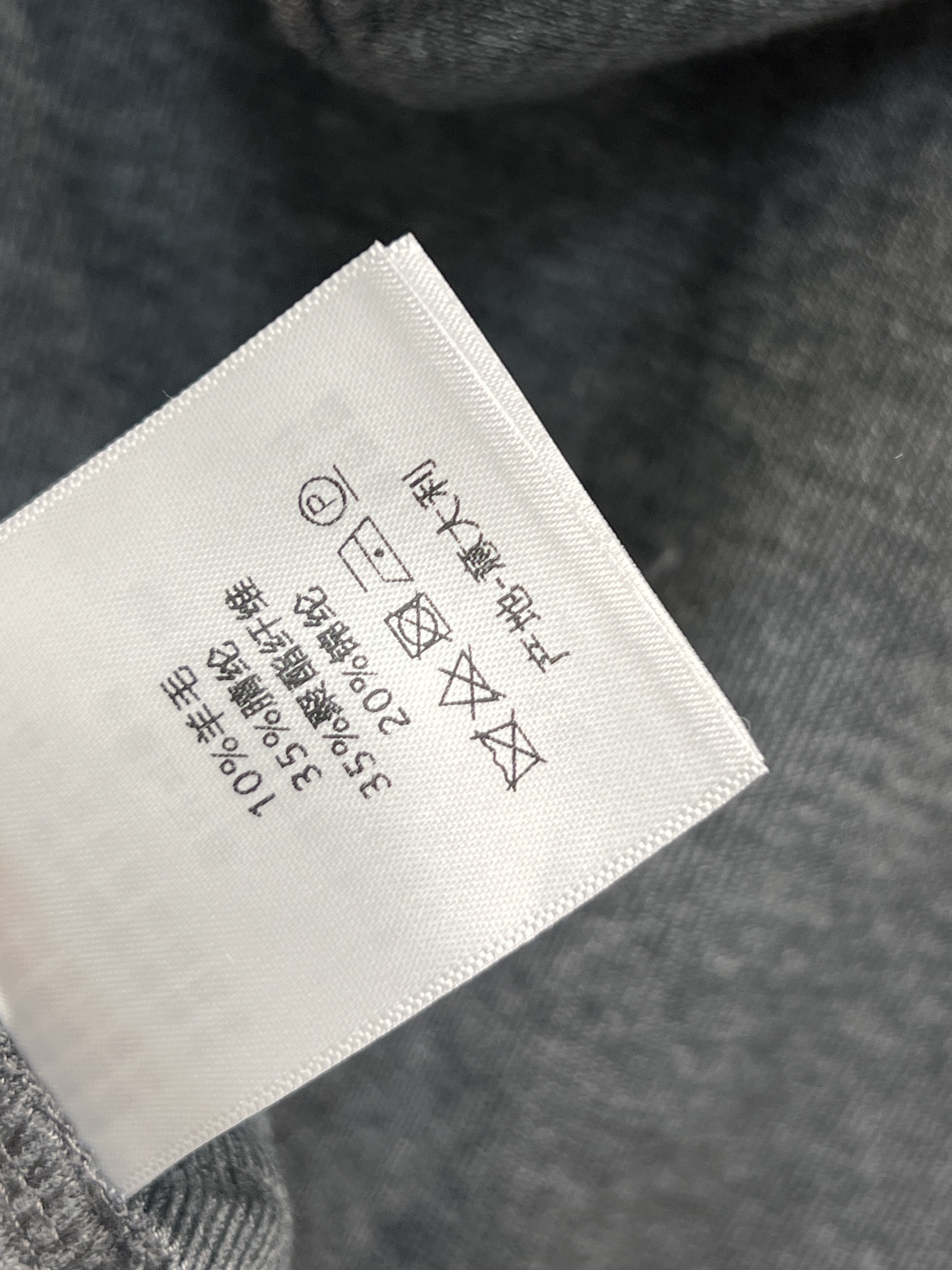 D家 25早秋新款 小蜜蜂刺绣连帽拉链开衫上衣 巨巨巨显身材 经典宽松版型 前短后长连帽休闲设计 各种身