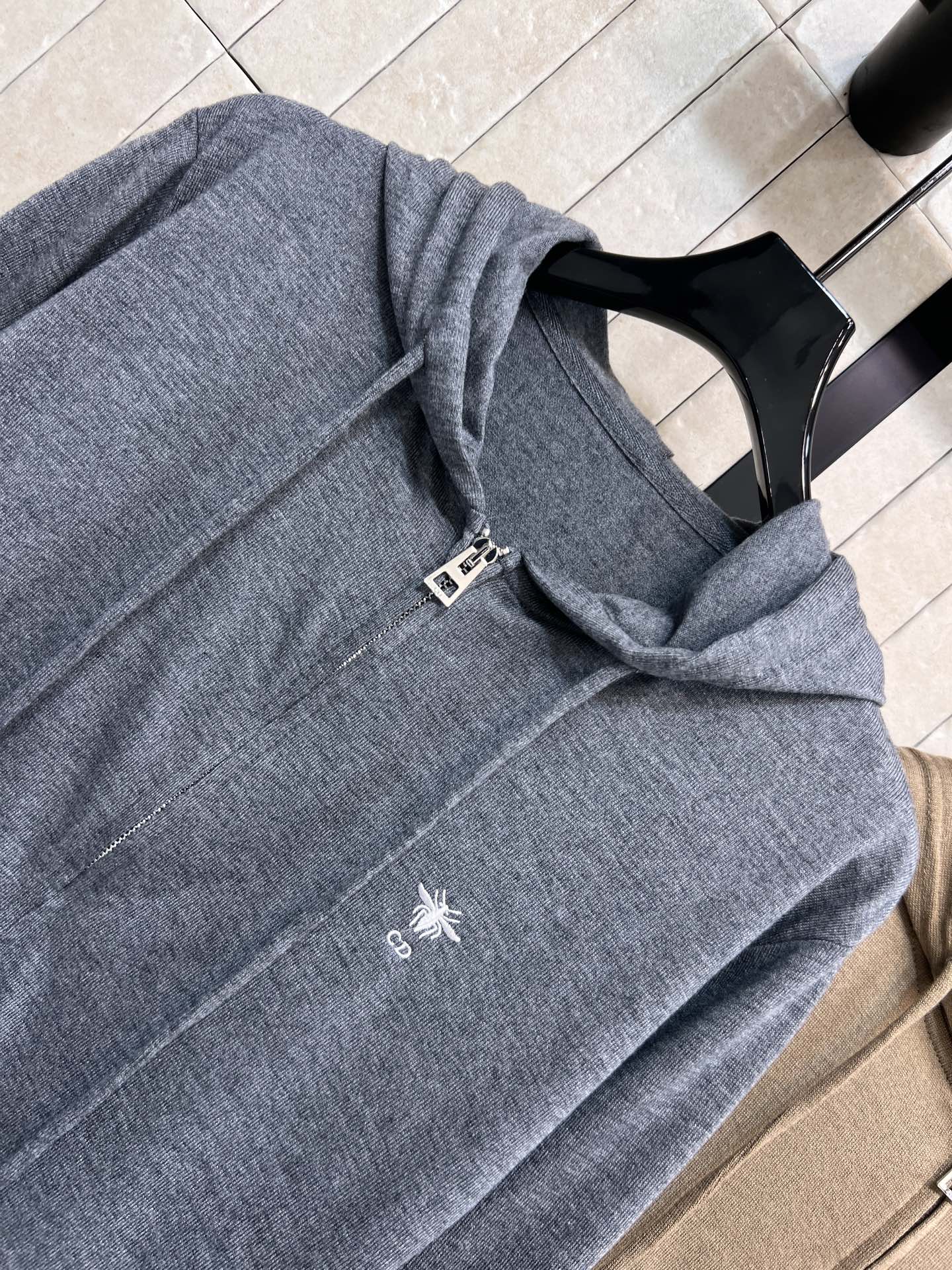 D家 25早秋新款 小蜜蜂刺绣连帽拉链开衫上衣 巨巨巨显身材 经典宽松版型 前短后长连帽休闲设计 各种身