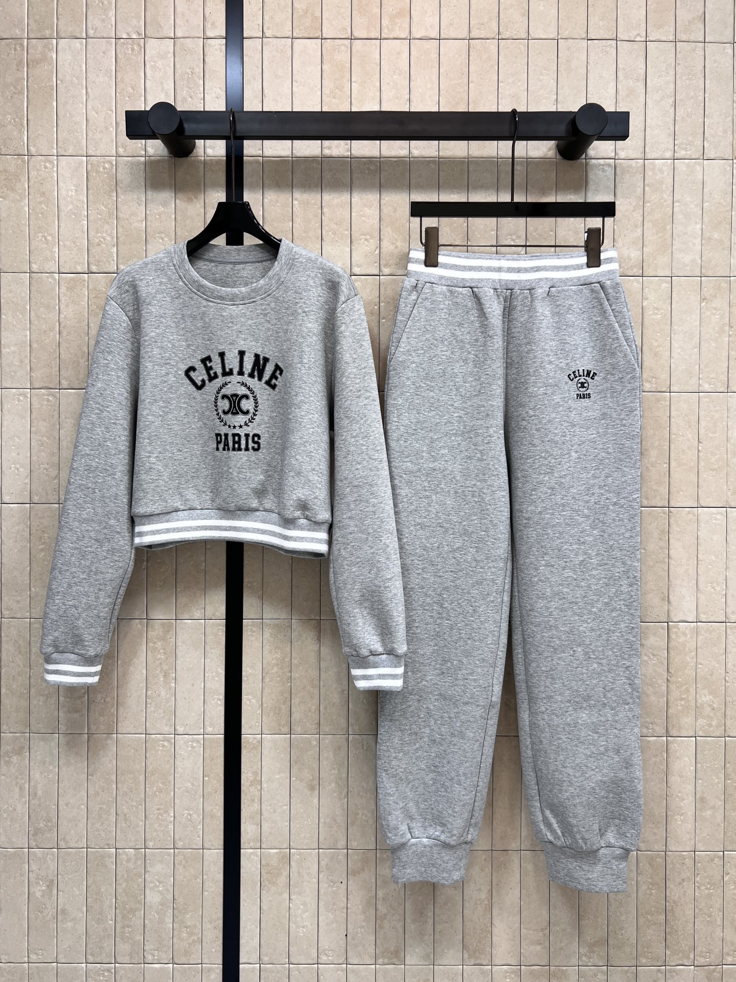 CE家 25早秋新款 休闲风的卫衣套装 圆领套头卫衣+高腰束脚裤  一套上身随性又日常运动风 定位的撞色