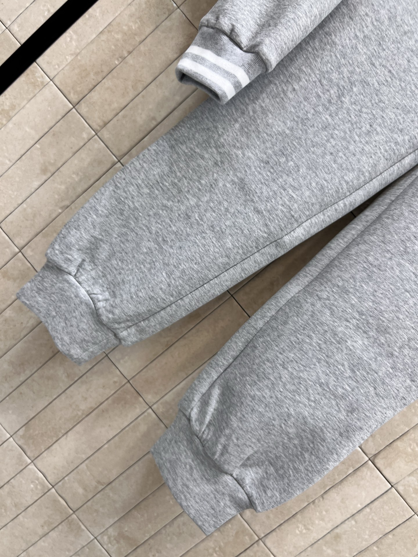 CE家 25早秋新款 休闲风的卫衣套装 圆领套头卫衣+高腰束脚裤  一套上身随性又日常运动风 定位的撞色