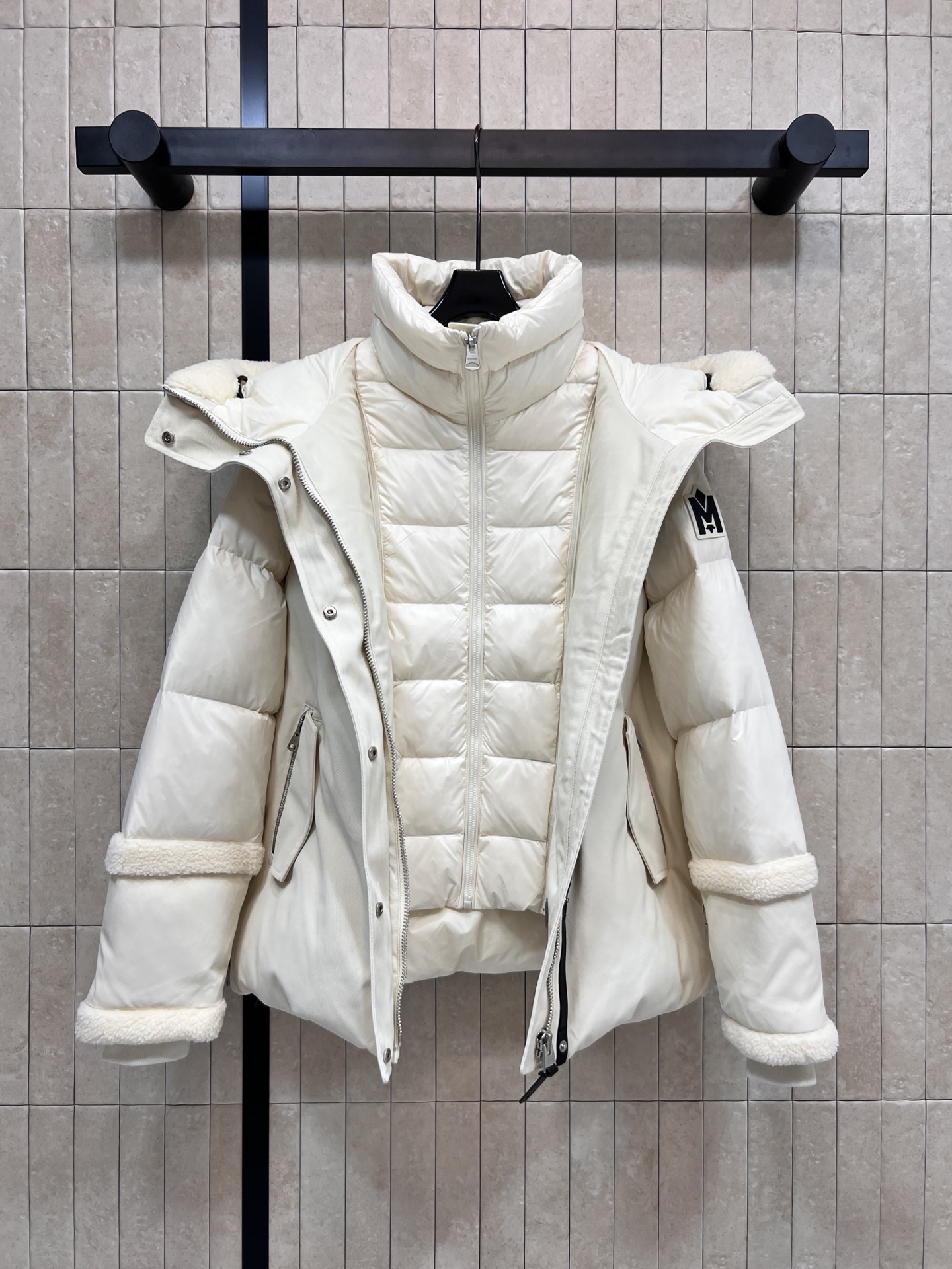 25秋冬新款 二合一拼接加厚保暖防寒派克羽绒服 斜纹面料搭配亮面材质 宽大的下摆两侧设有隐藏拉链可随性打