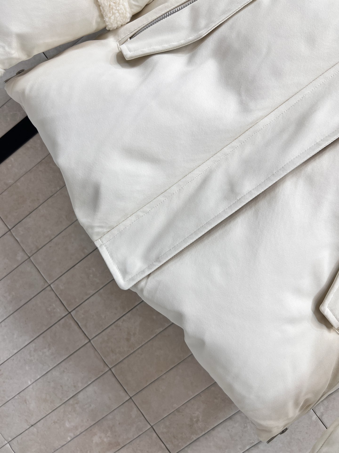 25秋冬新款 二合一拼接加厚保暖防寒派克羽绒服 斜纹面料搭配亮面材质 宽大的下摆两侧设有隐藏拉链可随性打