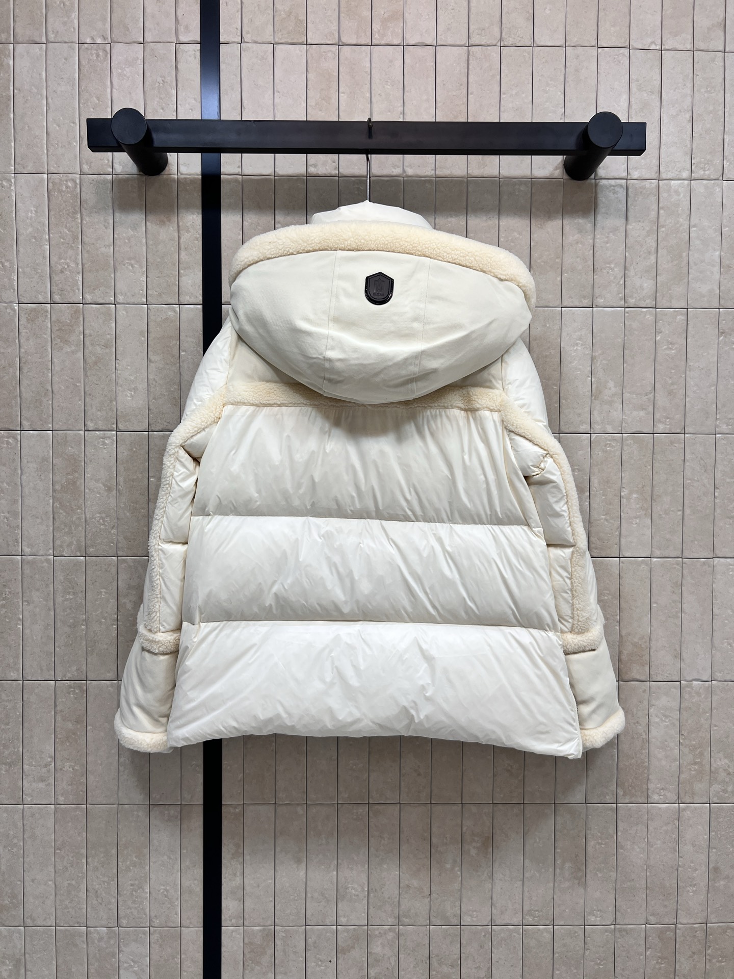 25秋冬新款 二合一拼接加厚保暖防寒派克羽绒服 斜纹面料搭配亮面材质 宽大的下摆两侧设有隐藏拉链可随性打