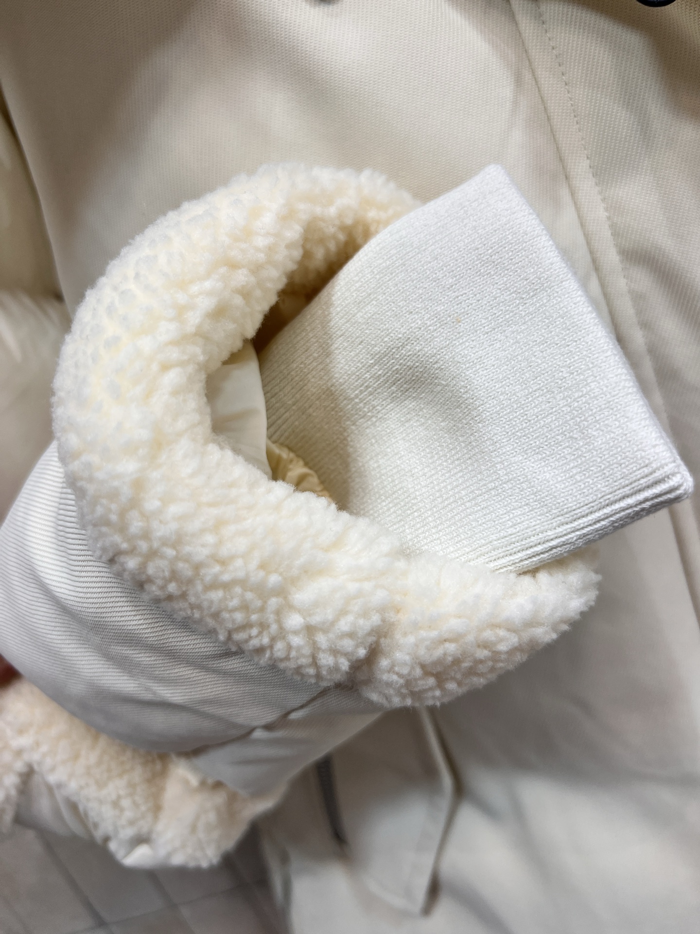 25秋冬新款 二合一拼接加厚保暖防寒派克羽绒服 斜纹面料搭配亮面材质 宽大的下摆两侧设有隐藏拉链可随性打